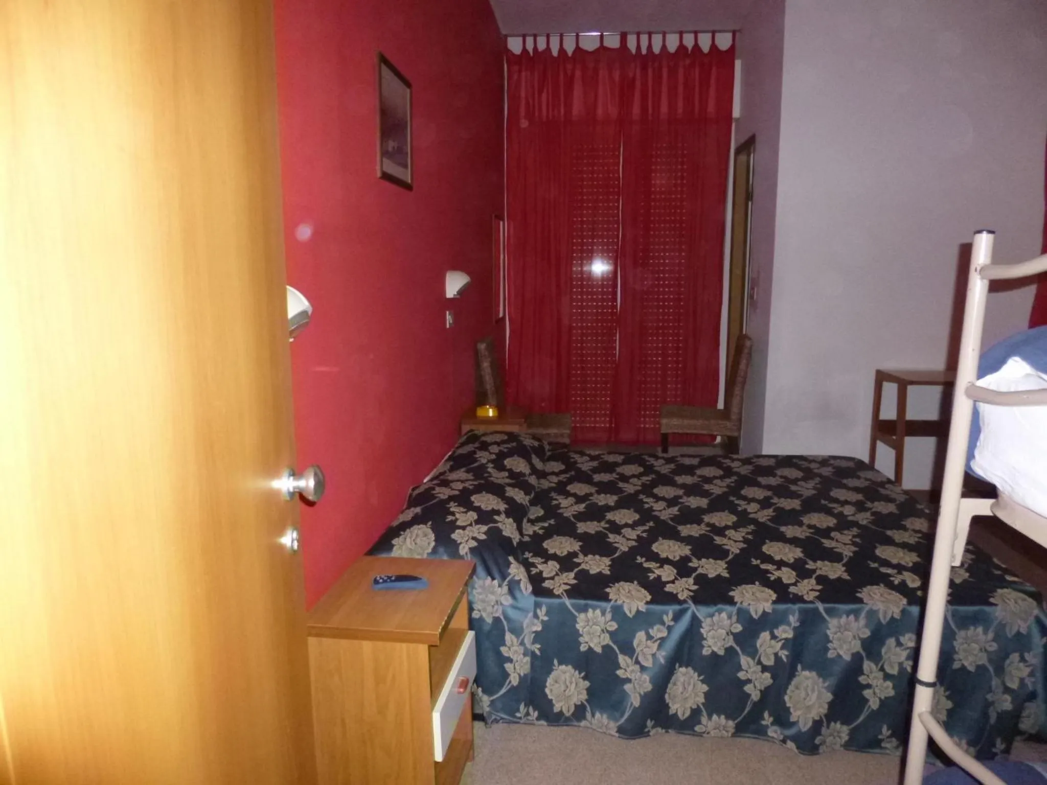 Photo of the whole room in Consul Hotel