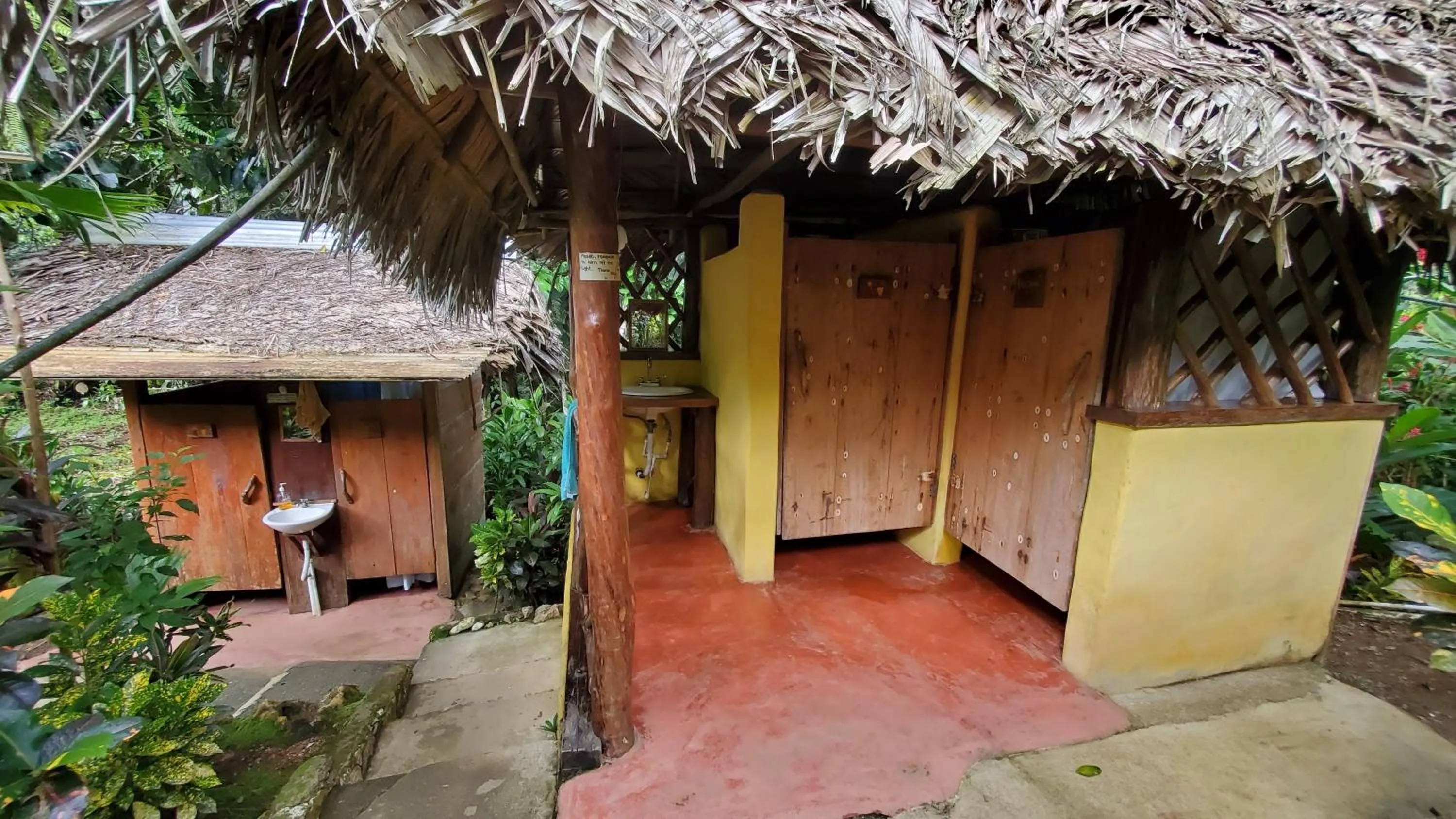 Public Bath in El Hotelito Perdido