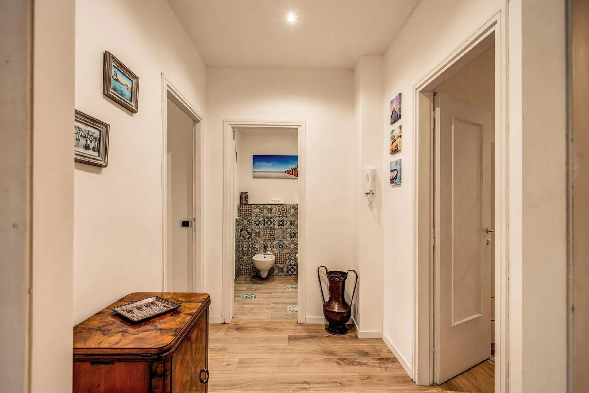 Photo of the whole room in Seaside Rome