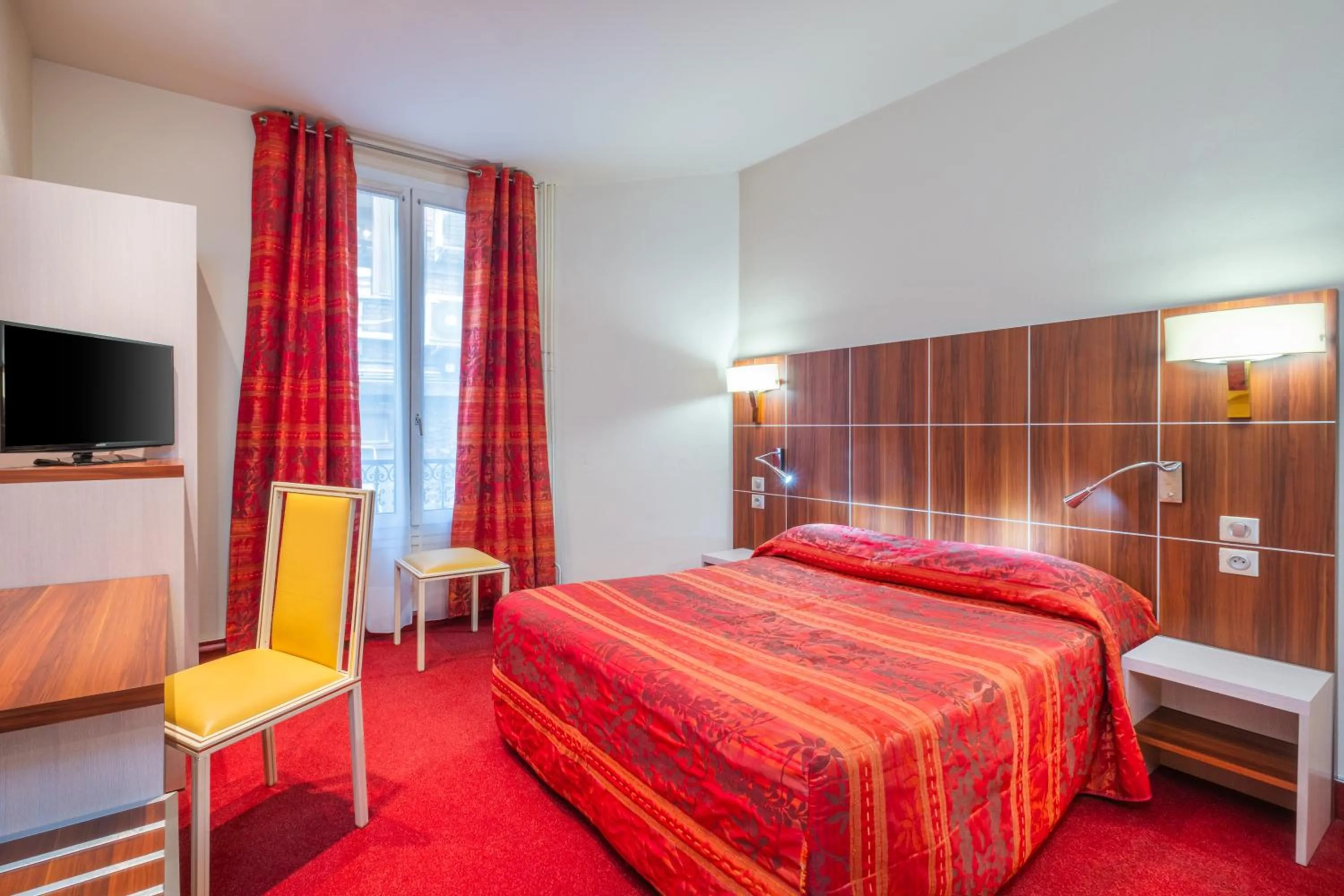 Bedroom, Bed in Hotel Terminus Montparnasse