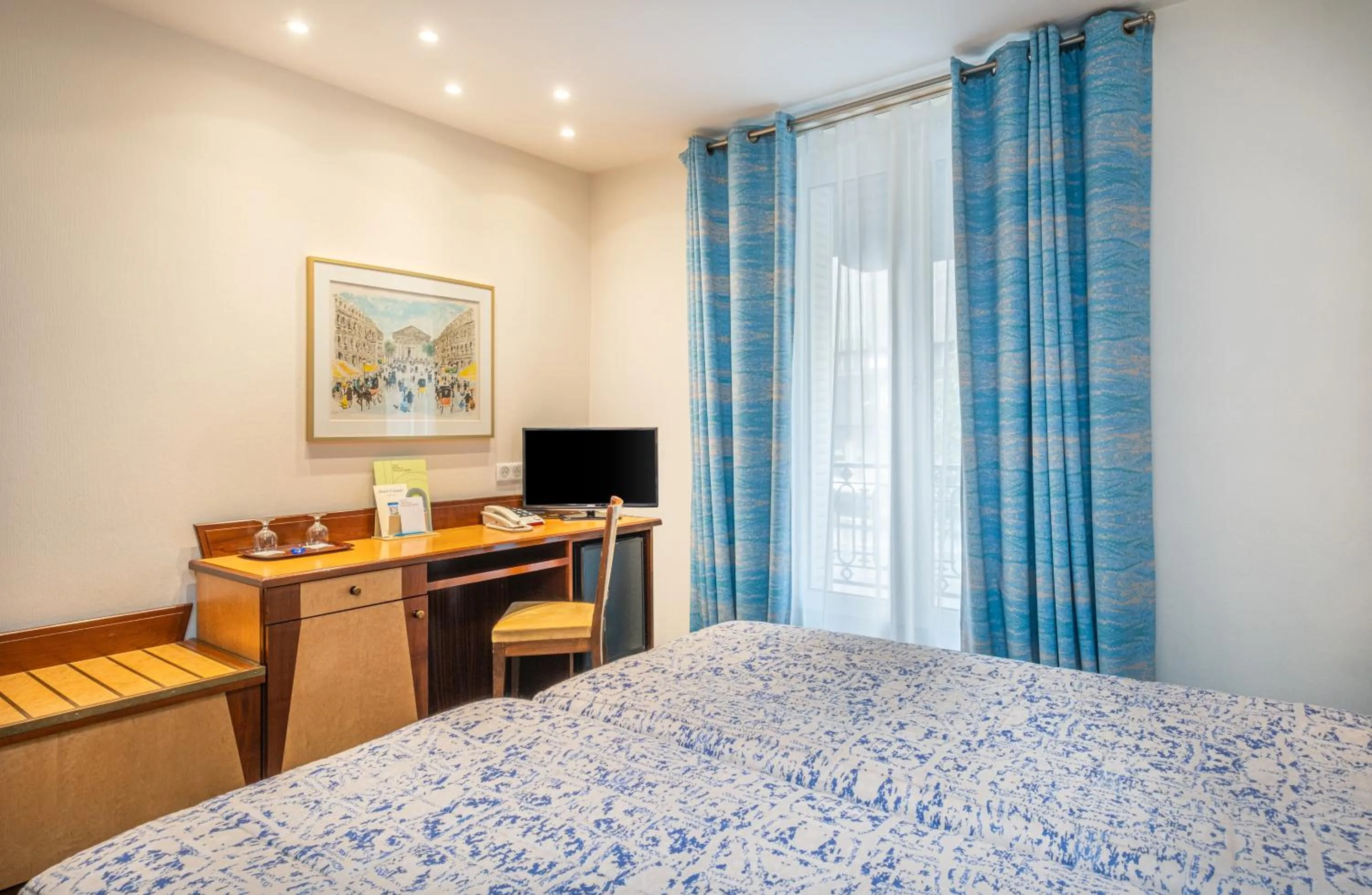 Bedroom, Bed in Hotel Terminus Montparnasse