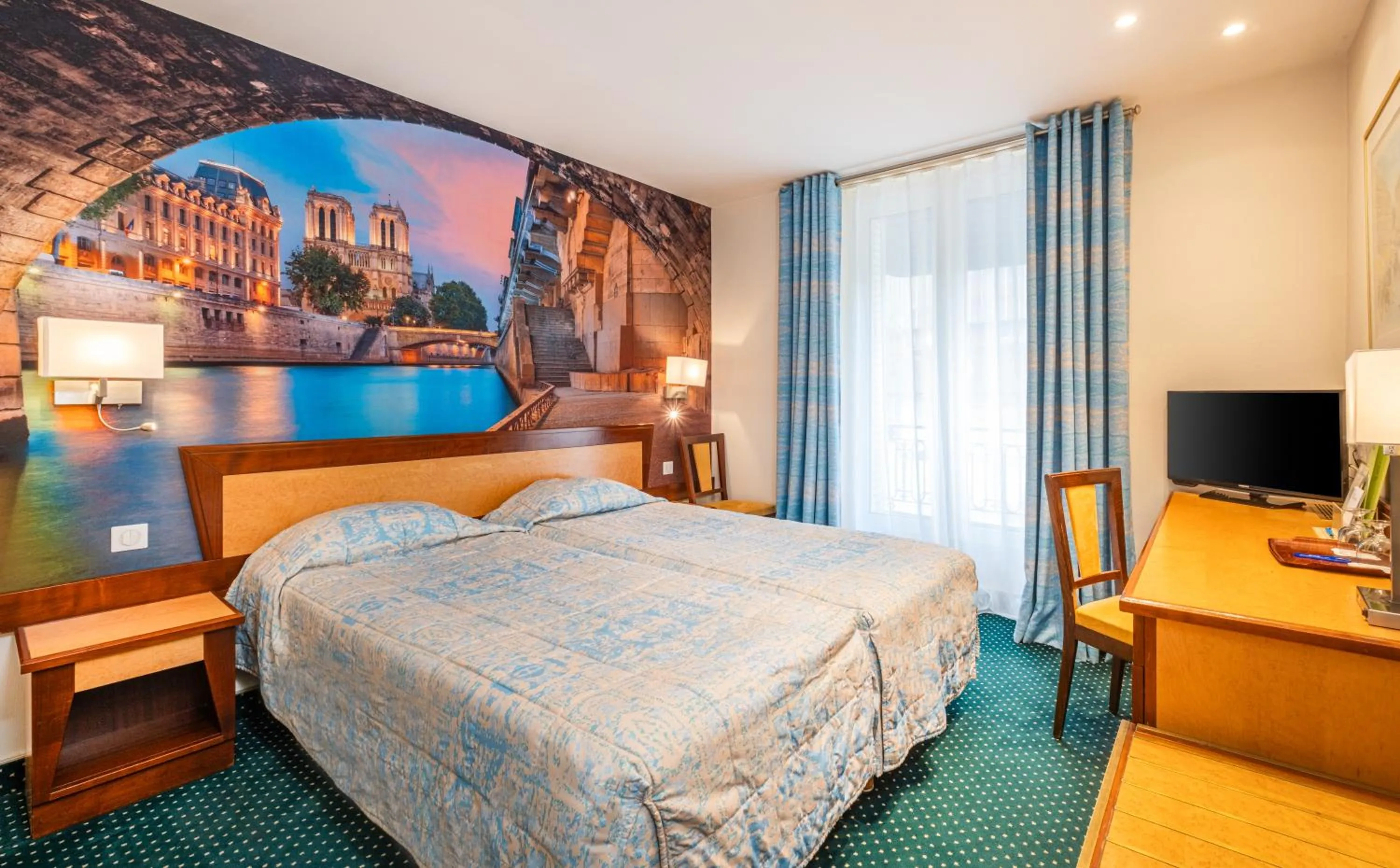 Bedroom, Bed in Hotel Terminus Montparnasse