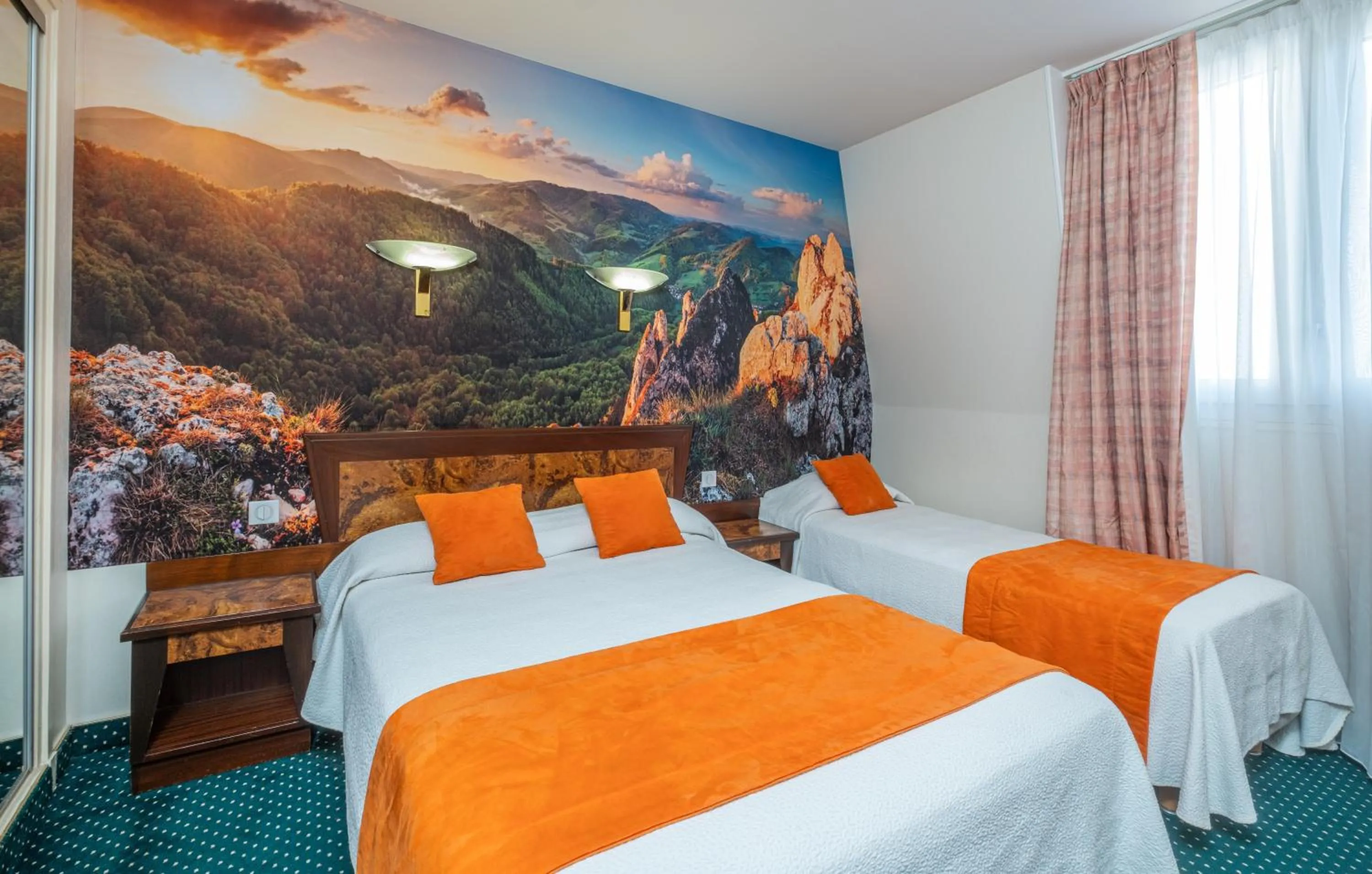 Bedroom, Bed in Hotel Terminus Montparnasse