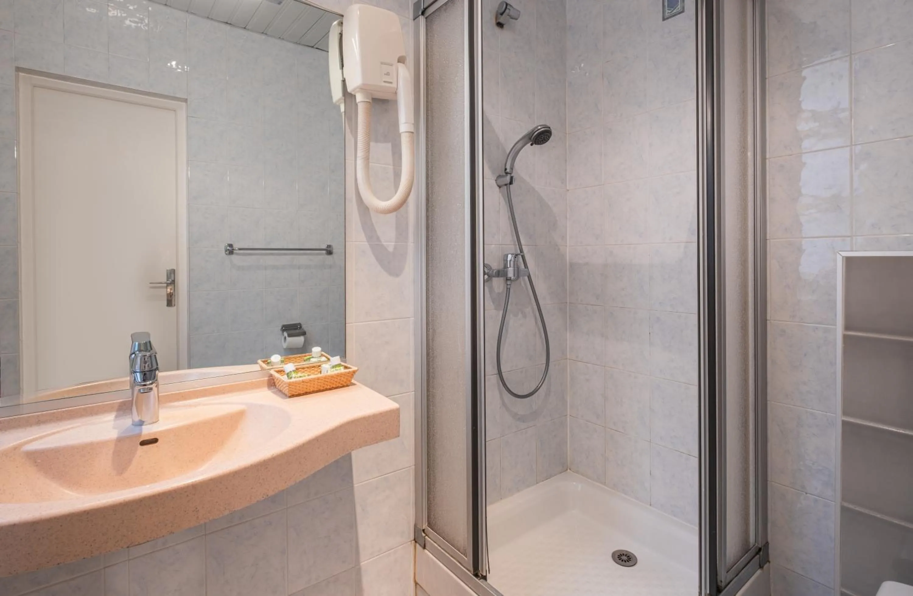 Shower in Hotel Terminus Montparnasse
