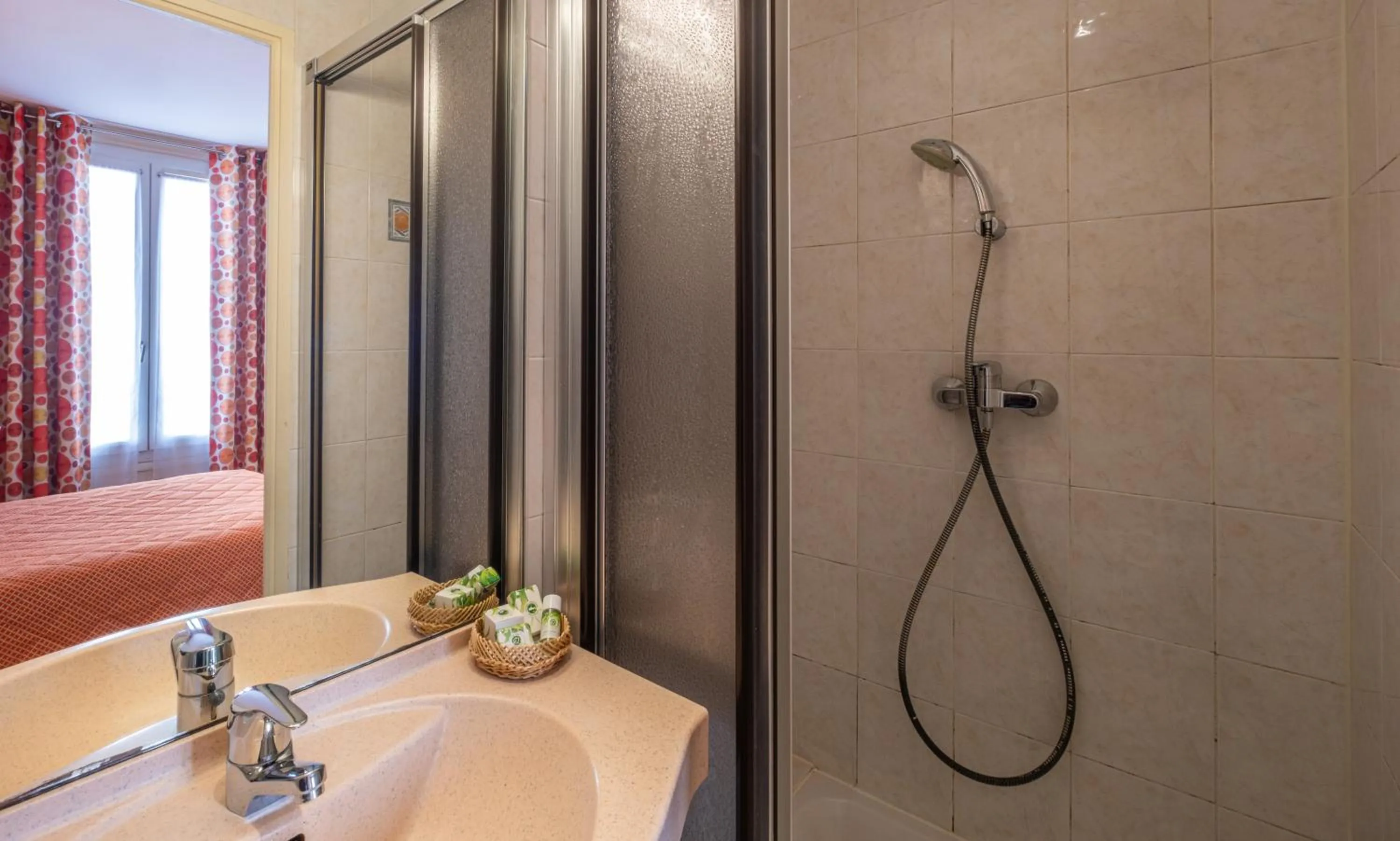 Shower in Hotel Terminus Montparnasse