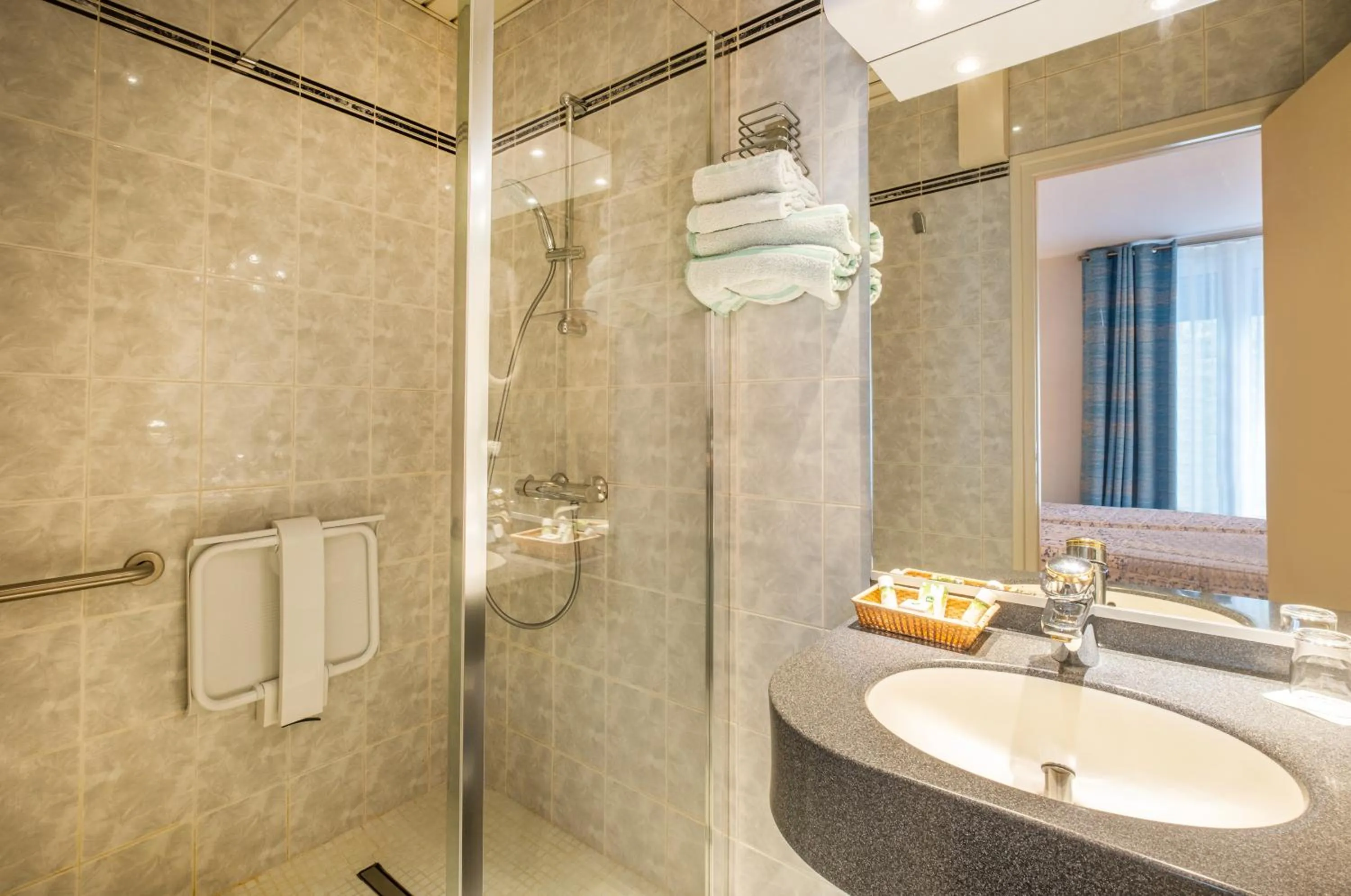 Shower in Hotel Terminus Montparnasse