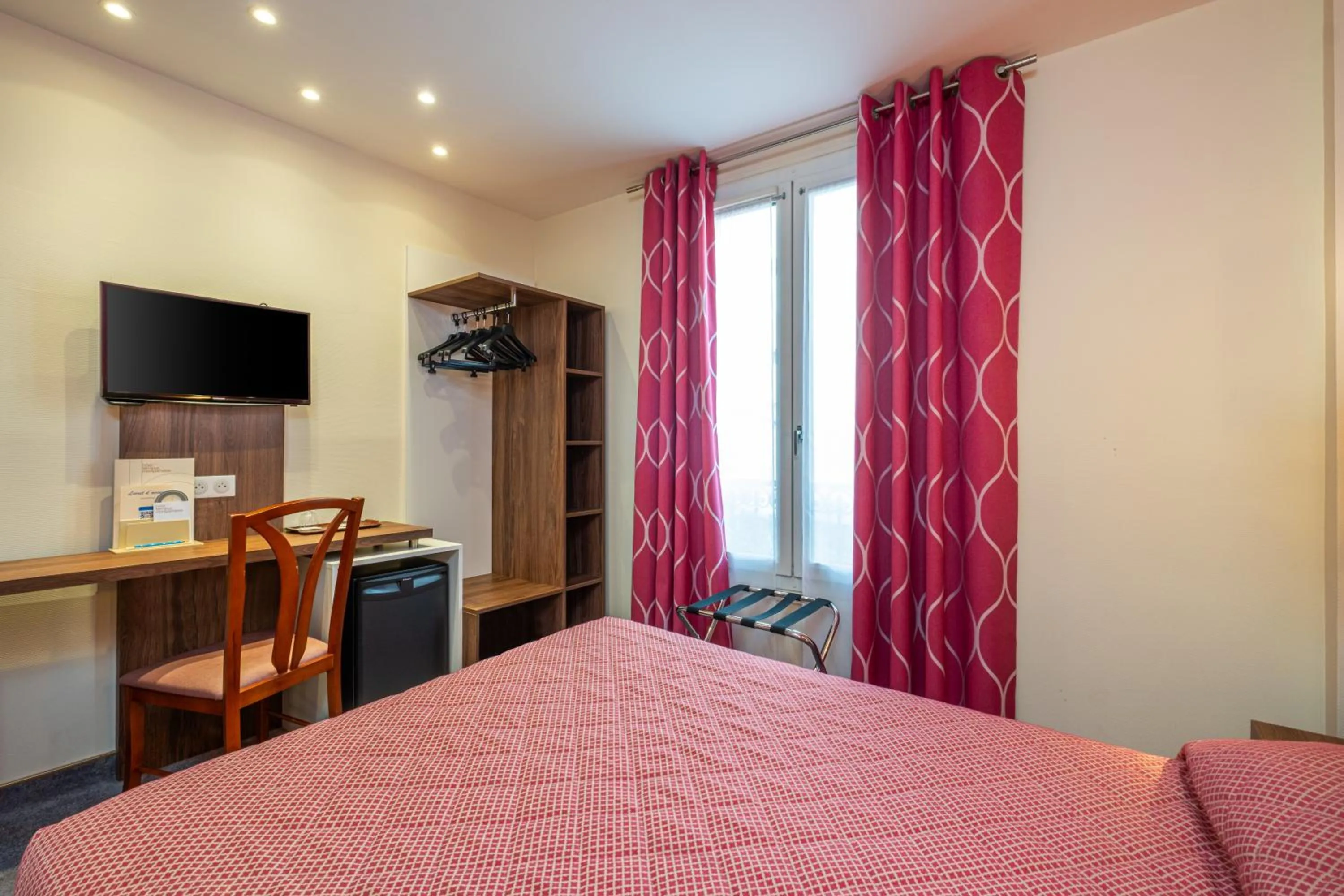 Photo of the whole room, Bed in Hotel Terminus Montparnasse