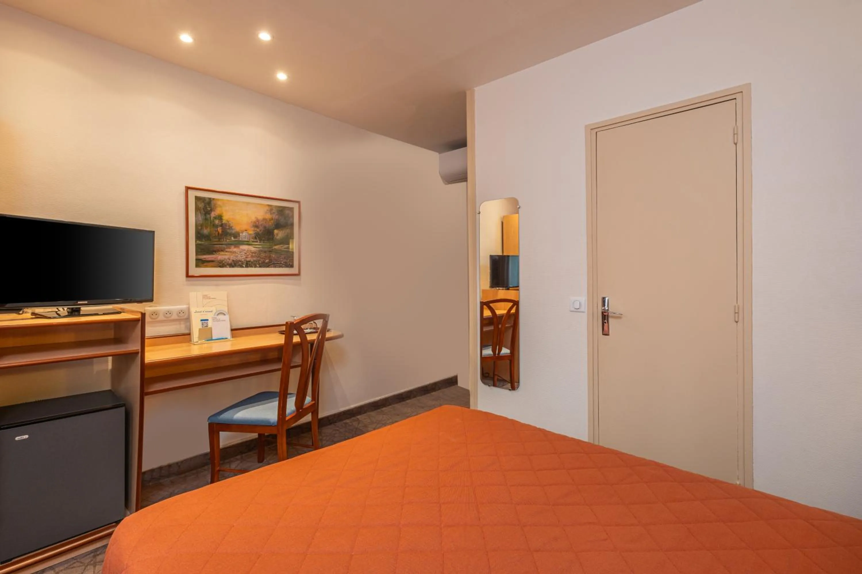 Bedroom, Bed in Hotel Terminus Montparnasse