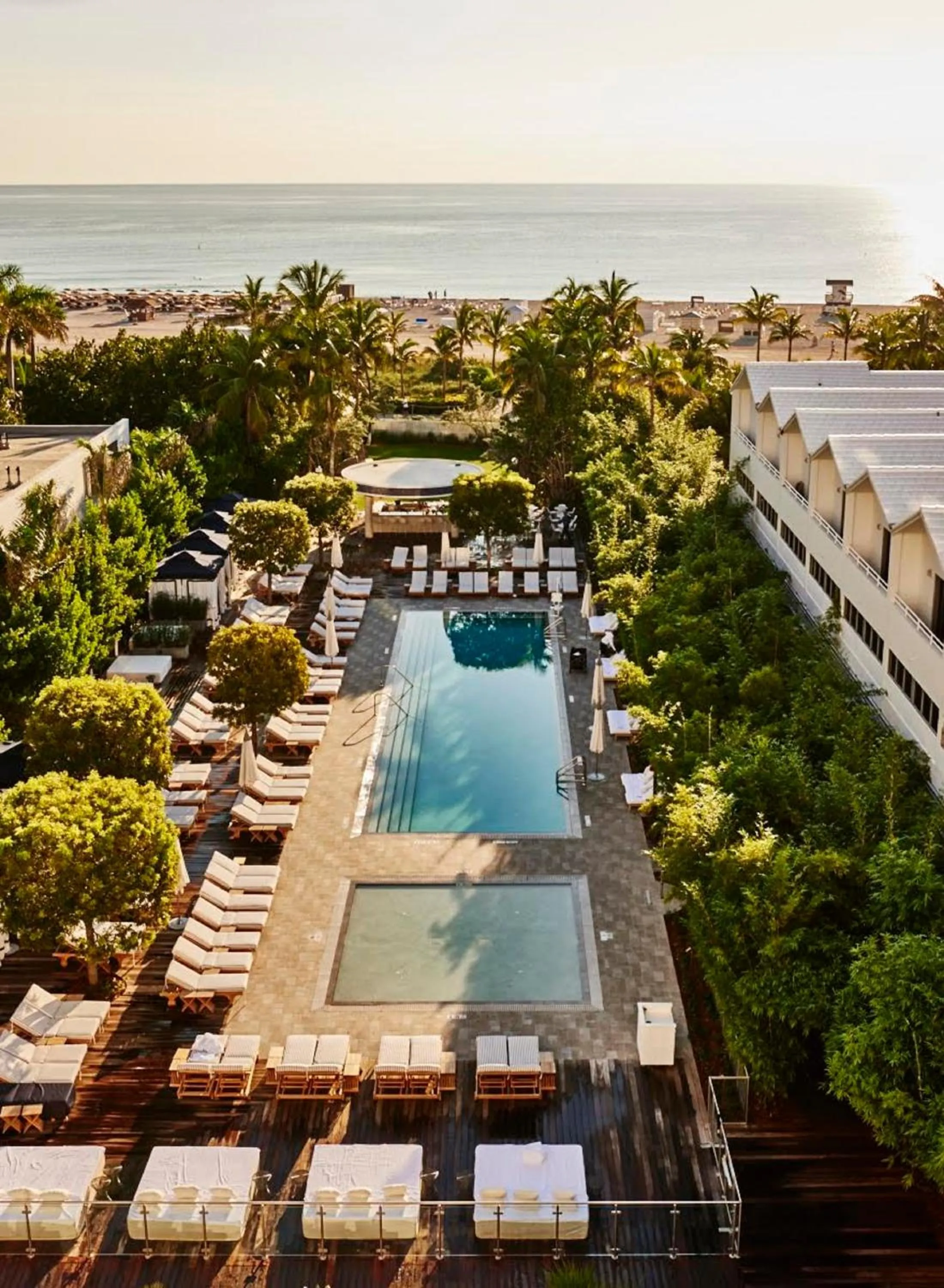Facade/entrance in Nautilus Sonesta Miami Beach