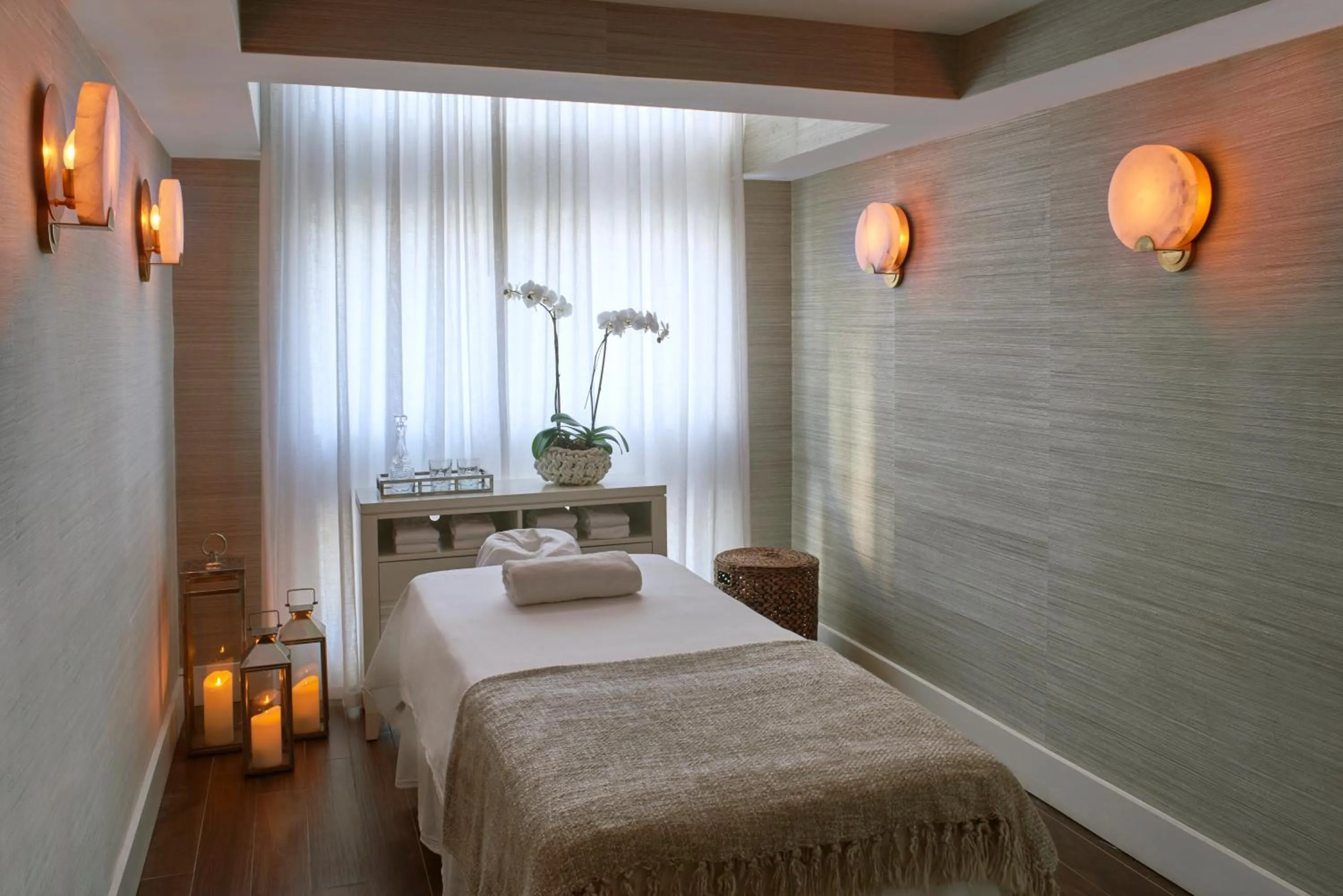 Bed in Nautilus Sonesta Miami Beach