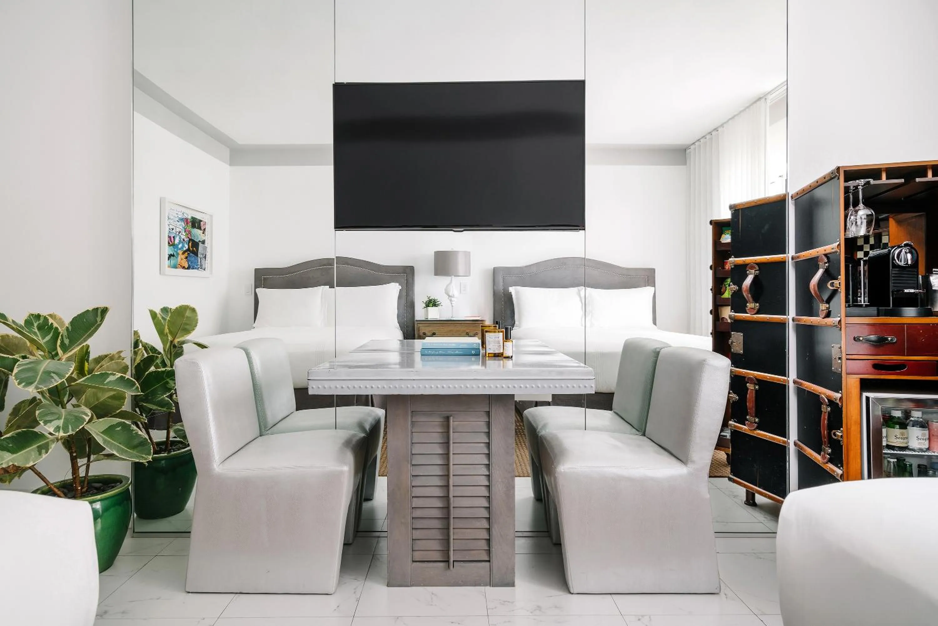 TV and multimedia in Nautilus Sonesta Miami Beach