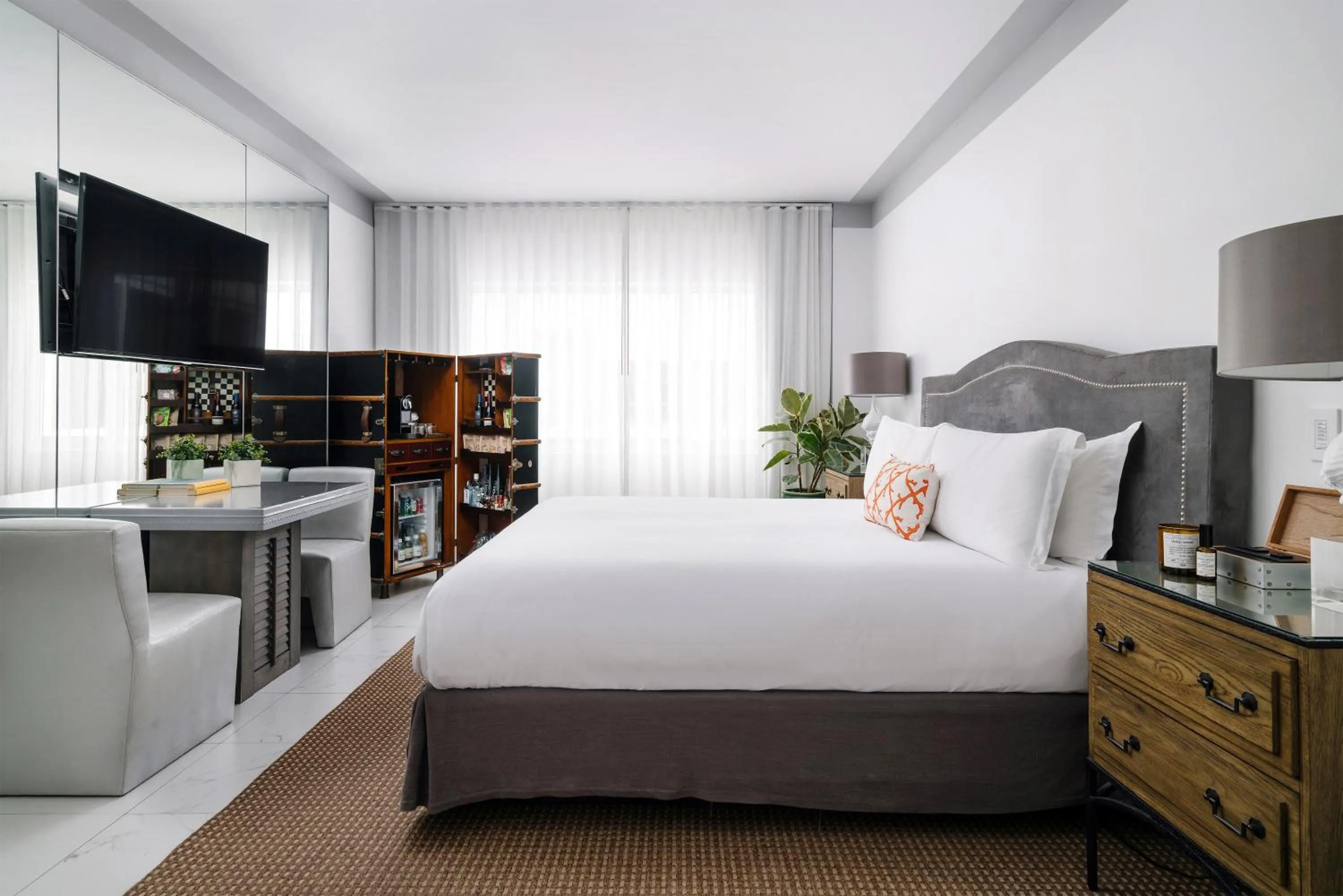 Bed in Nautilus Sonesta Miami Beach