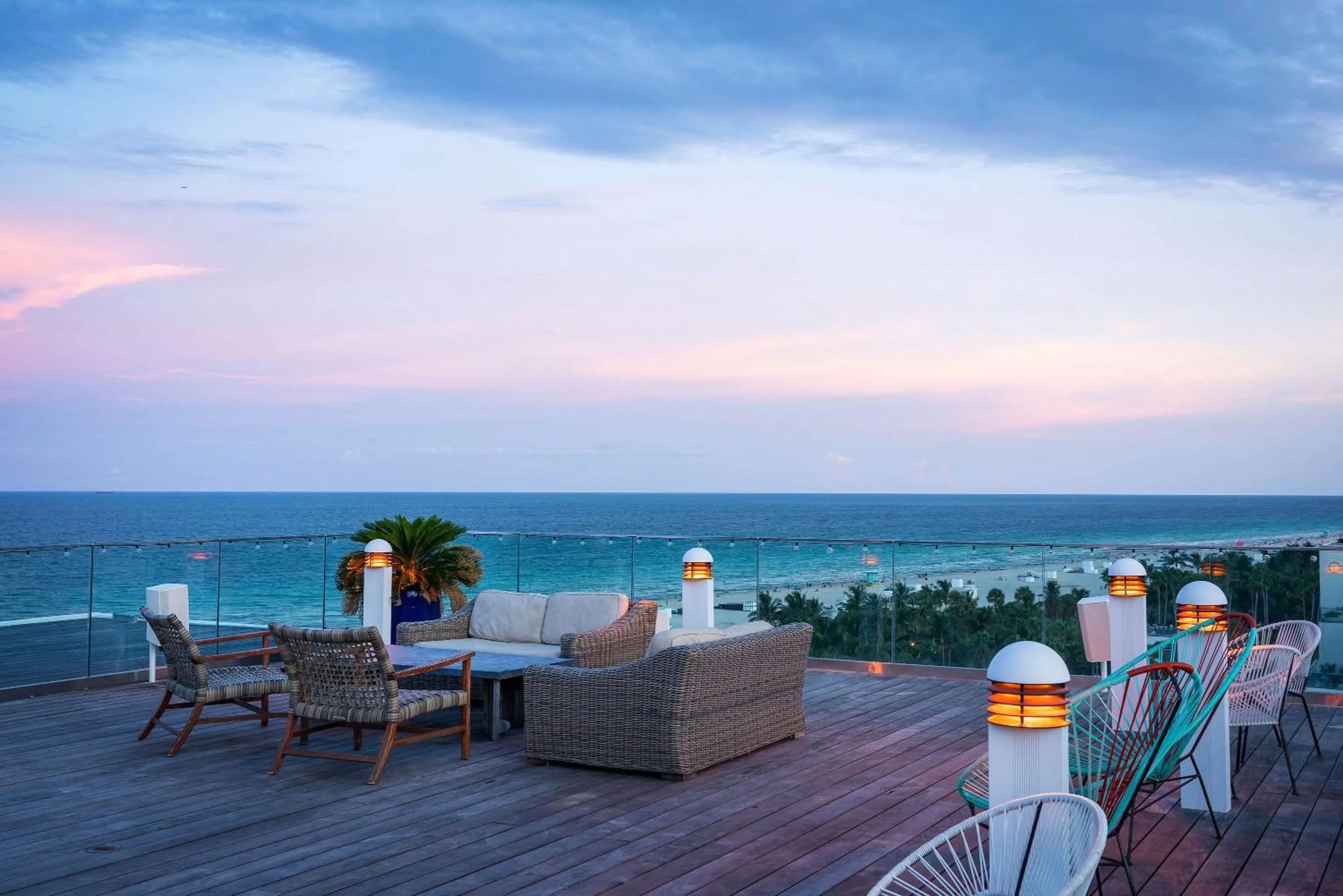 Property building in Nautilus Sonesta Miami Beach