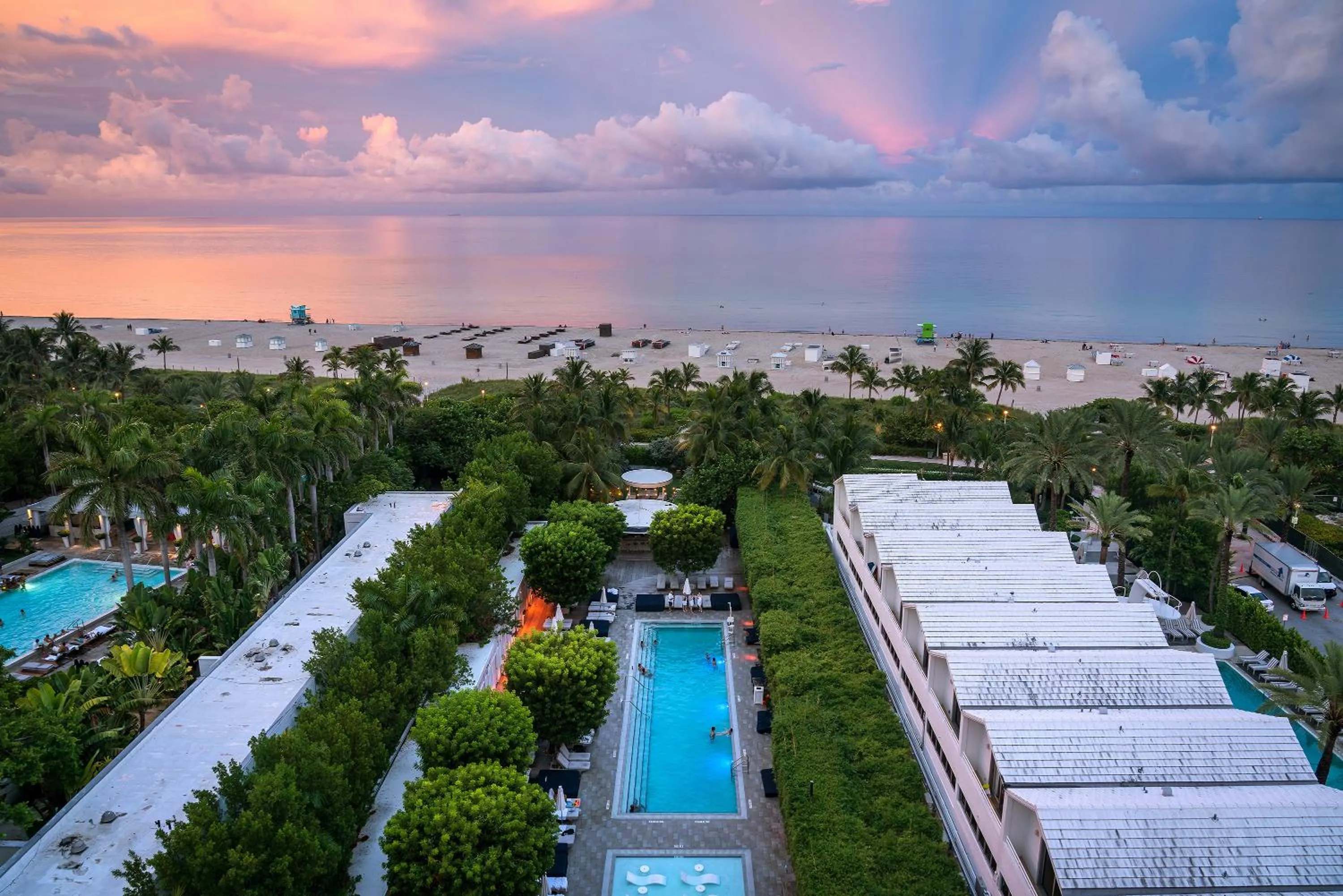 Swimming pool in Nautilus Sonesta Miami Beach