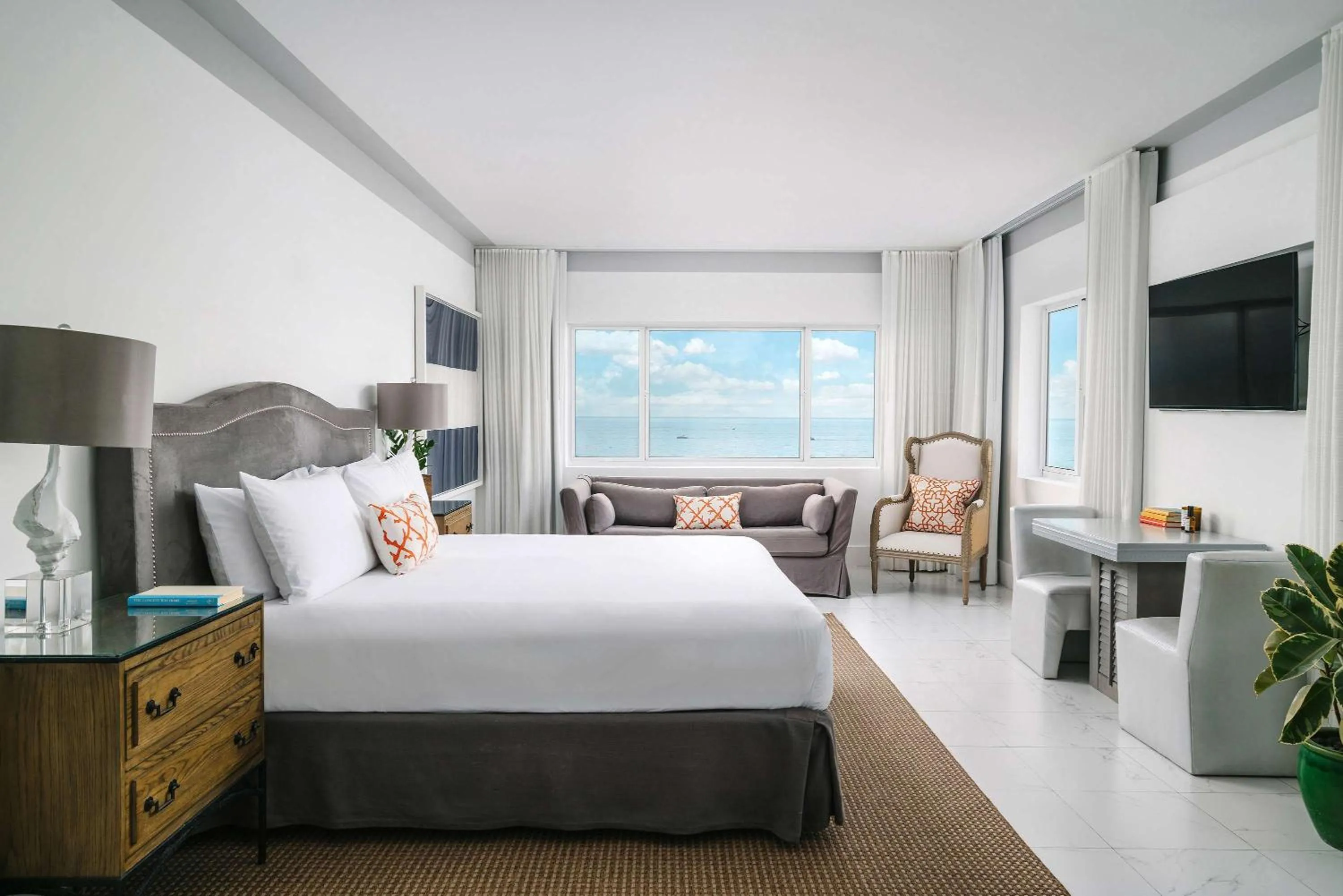 Bedroom, Bed in Nautilus Sonesta Miami Beach