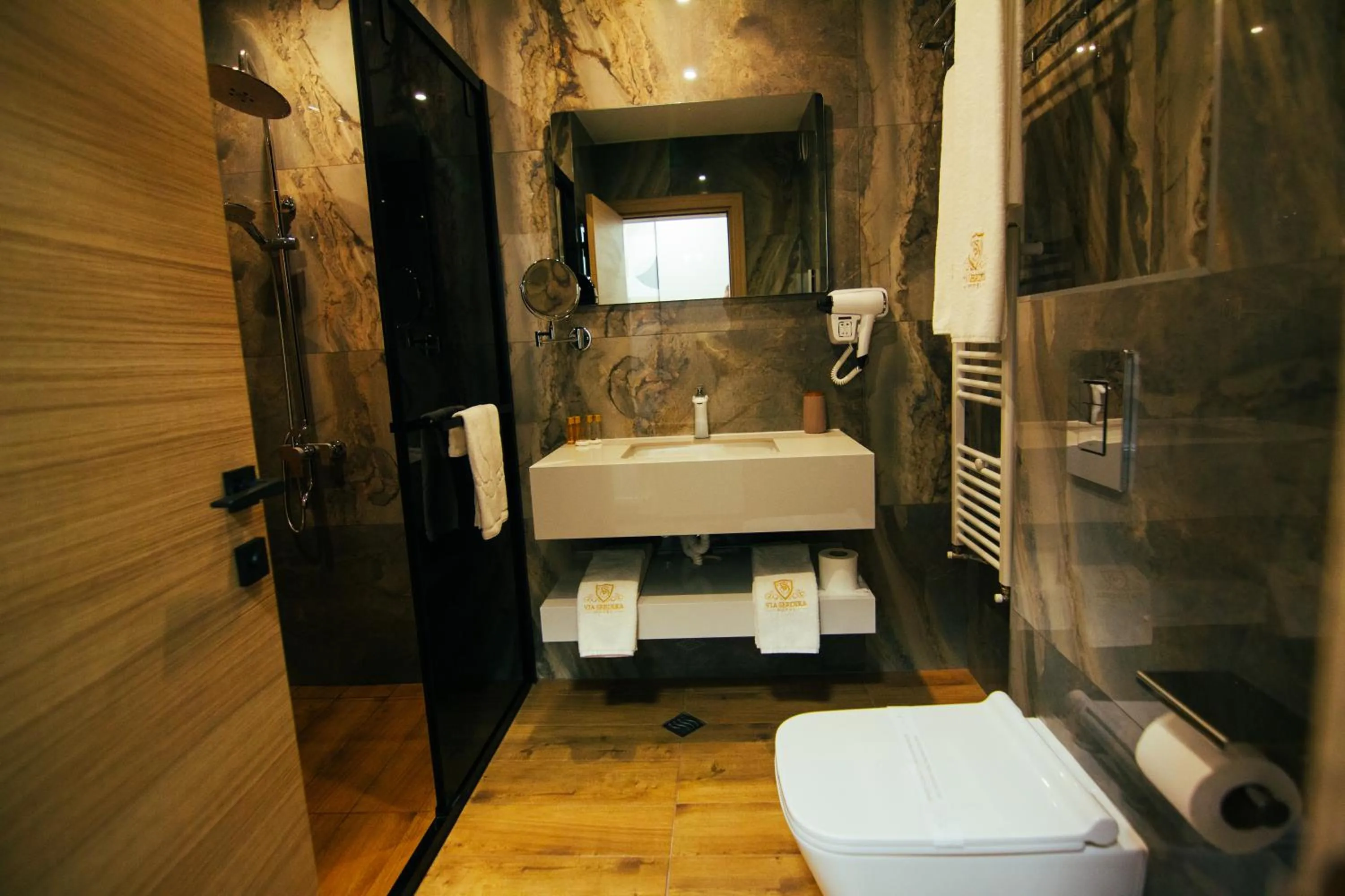 Bathroom, Bed in Hotel Via Serdika