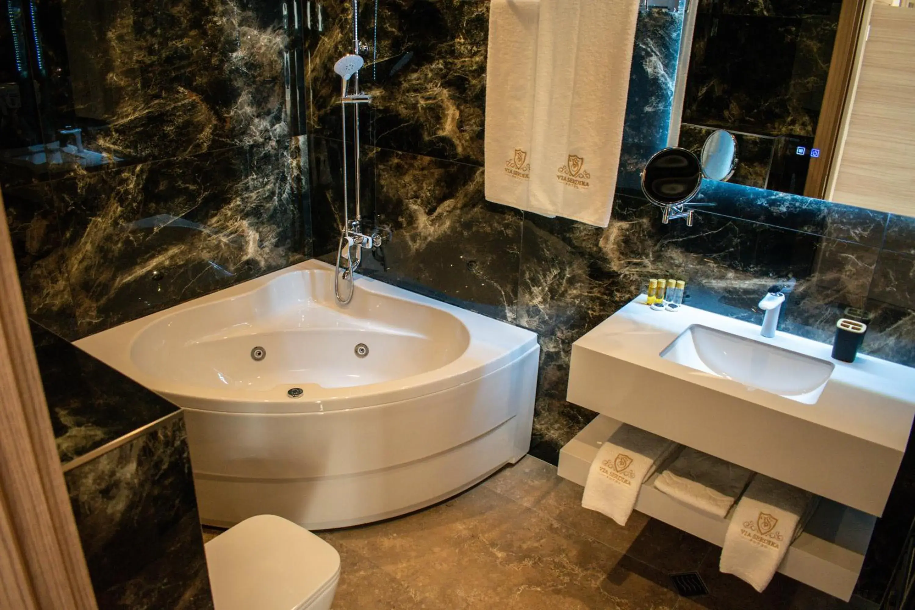 Deluxe Double Room with Bath in Hotel Via Serdika Deluxe Double Room with Bath in Hotel Via Serdika