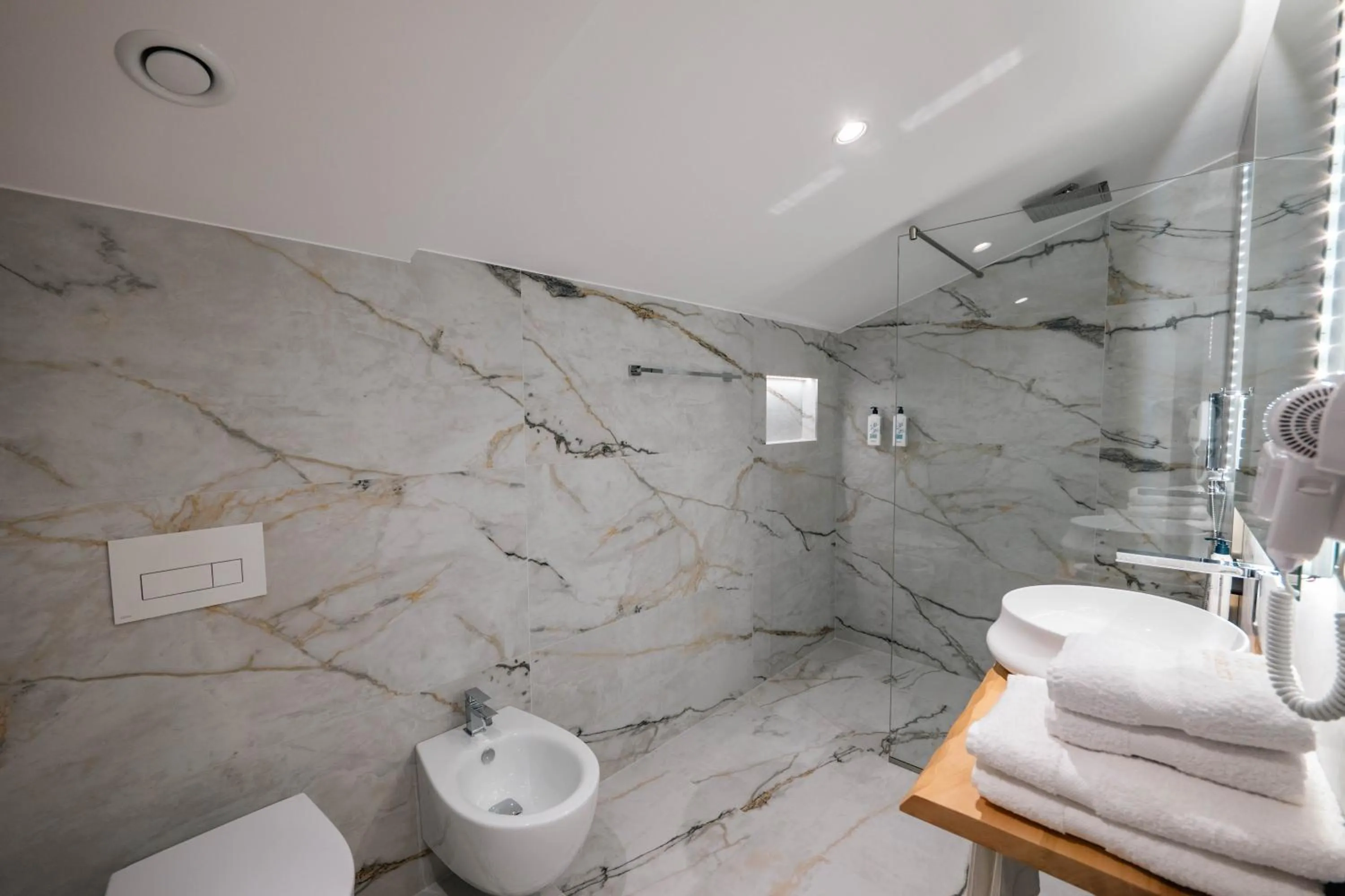 Shower in Mae Select Hotel