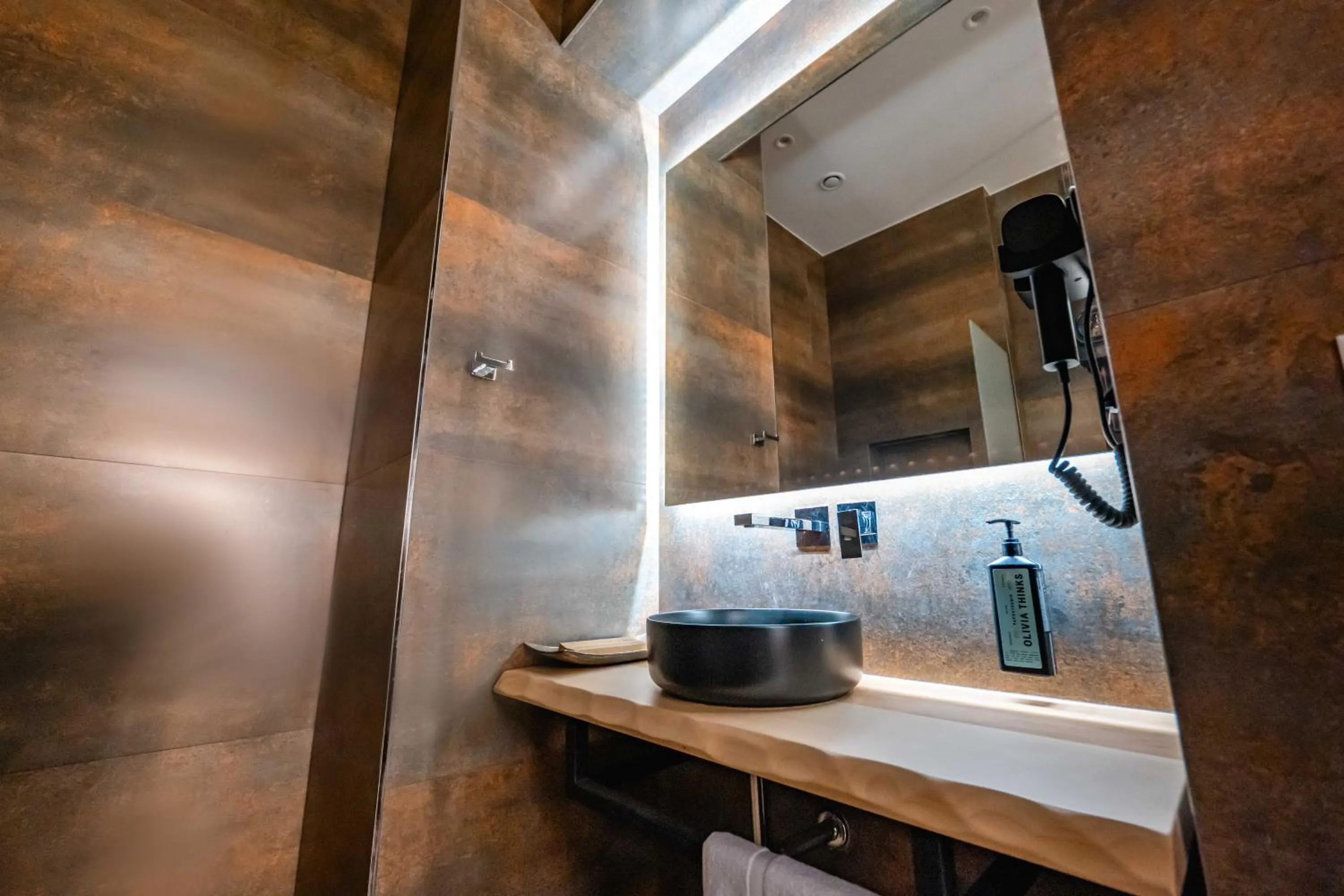 Shower in Mae Select Hotel