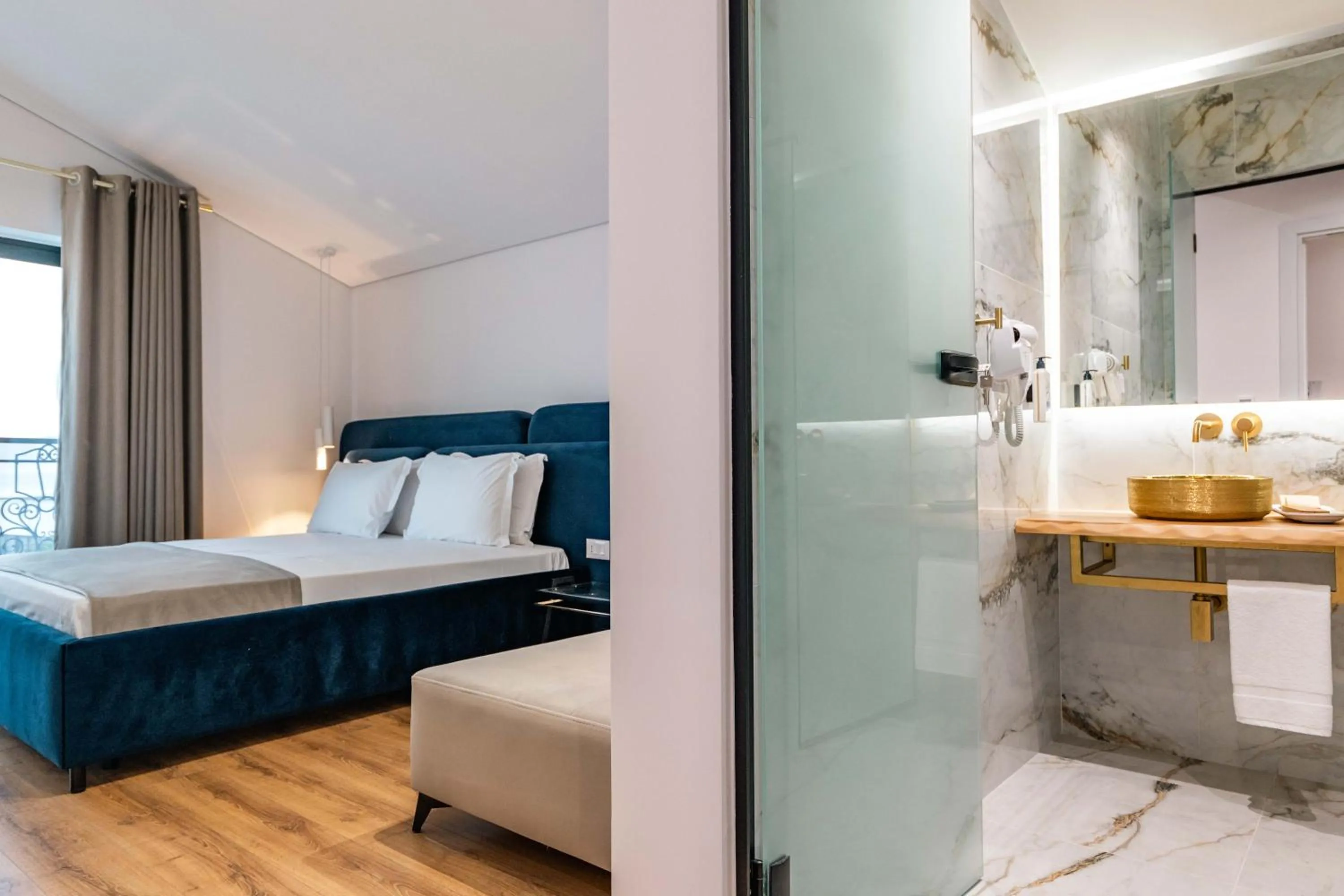 Bathroom, Bed in Mae Select Hotel