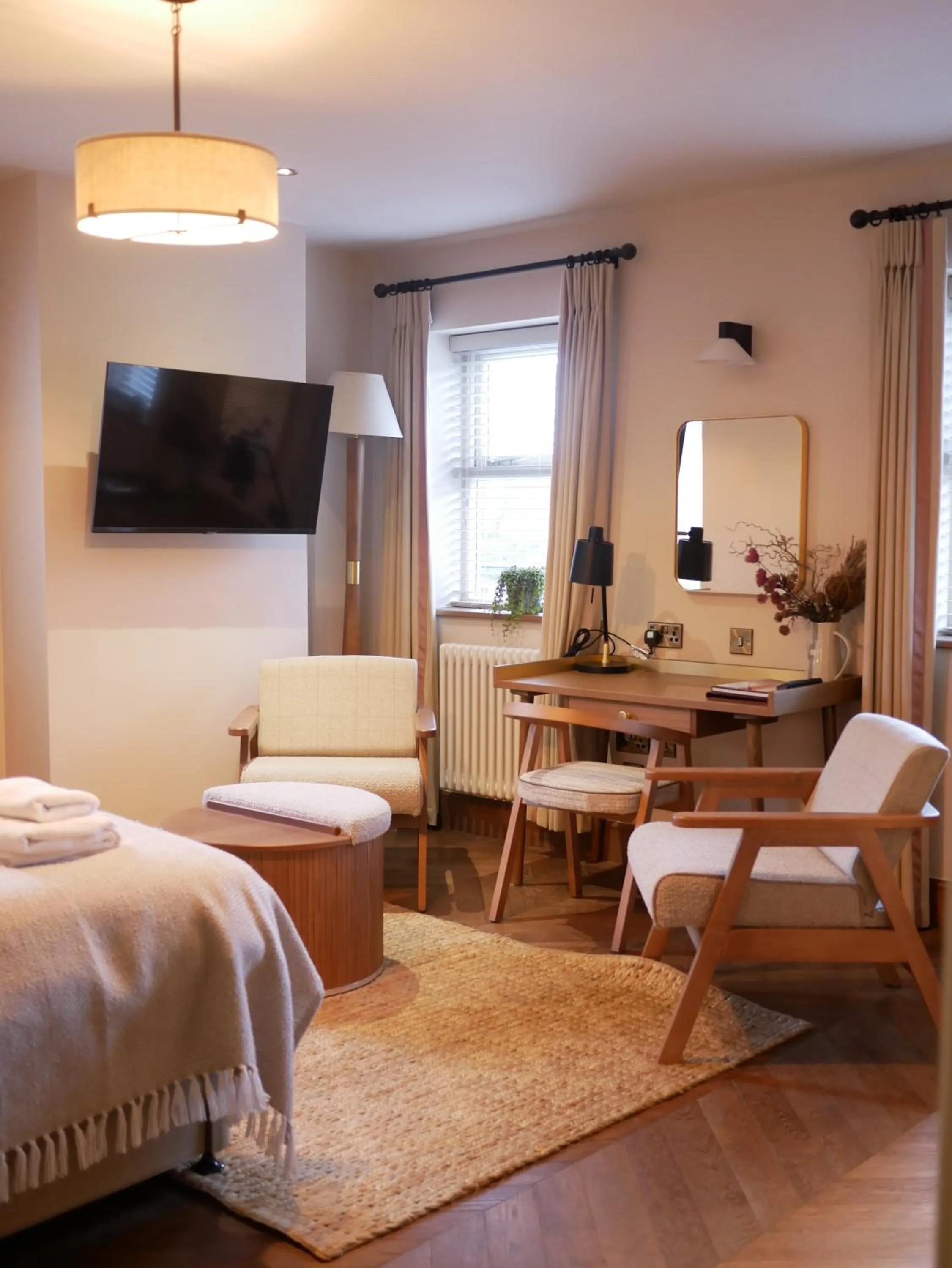 Seating area, Bed in The Tempest Arms