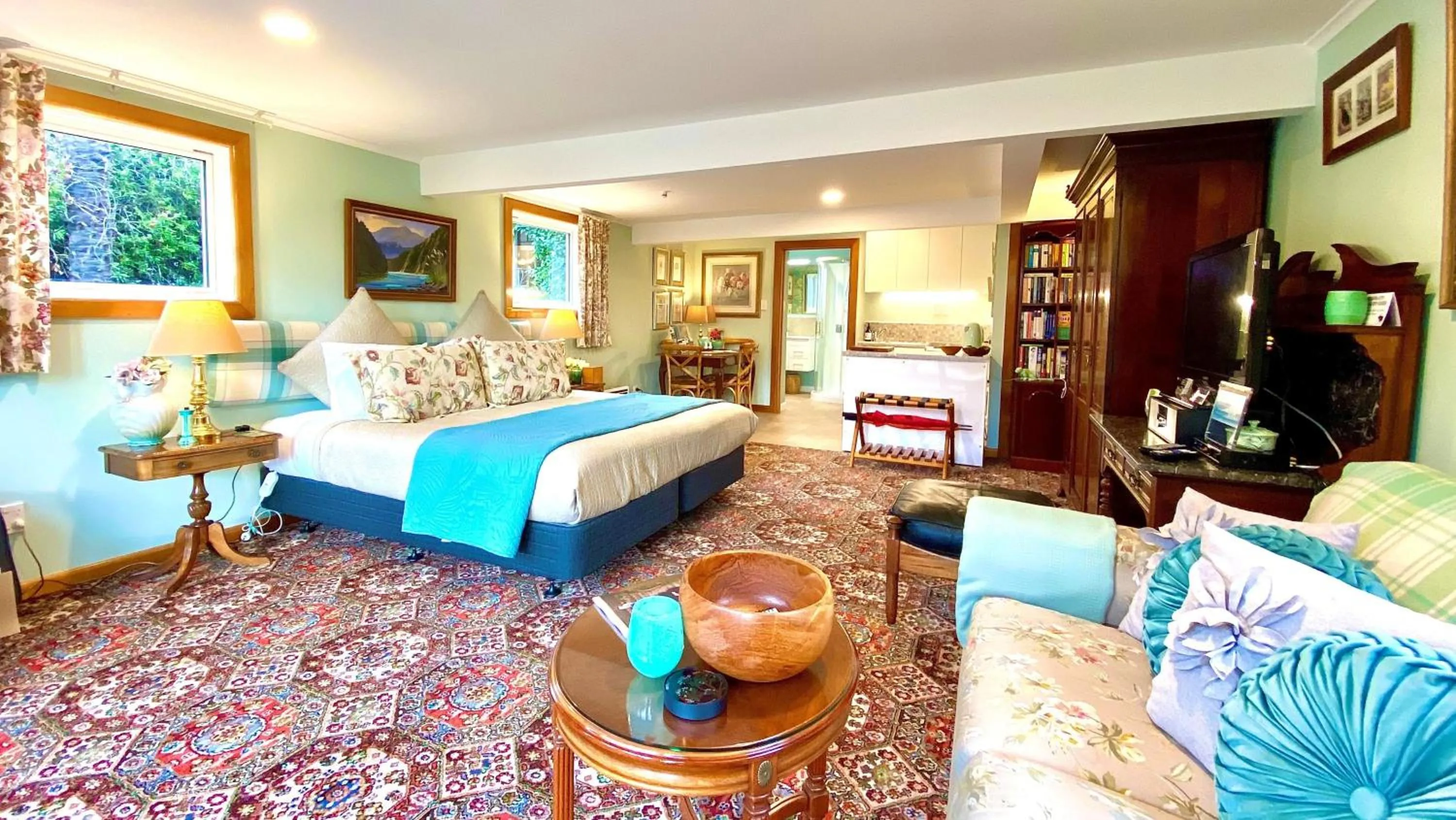 TV and multimedia in Ah House City B&B Nelson