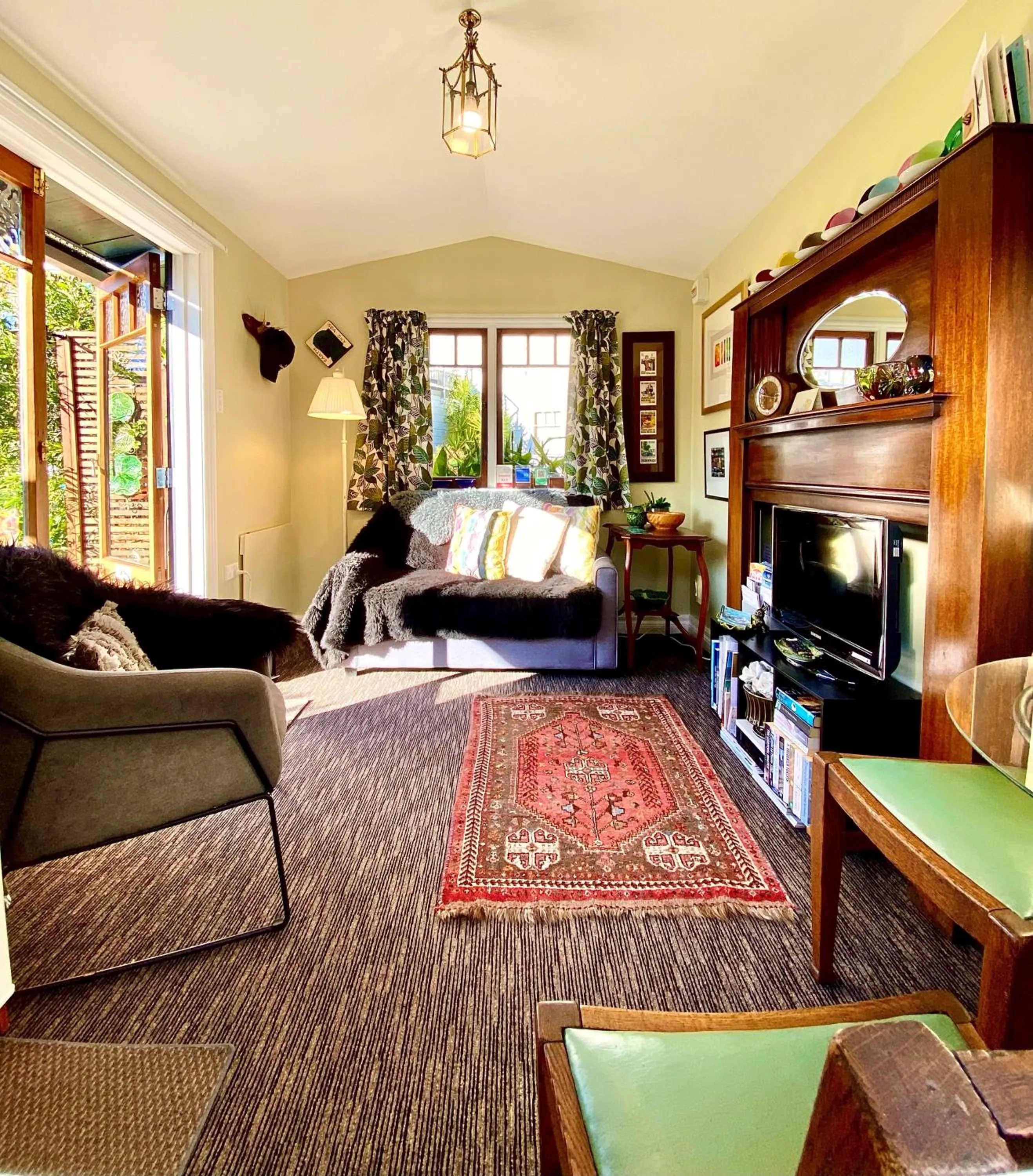 TV and multimedia in Ah House City B&B Nelson