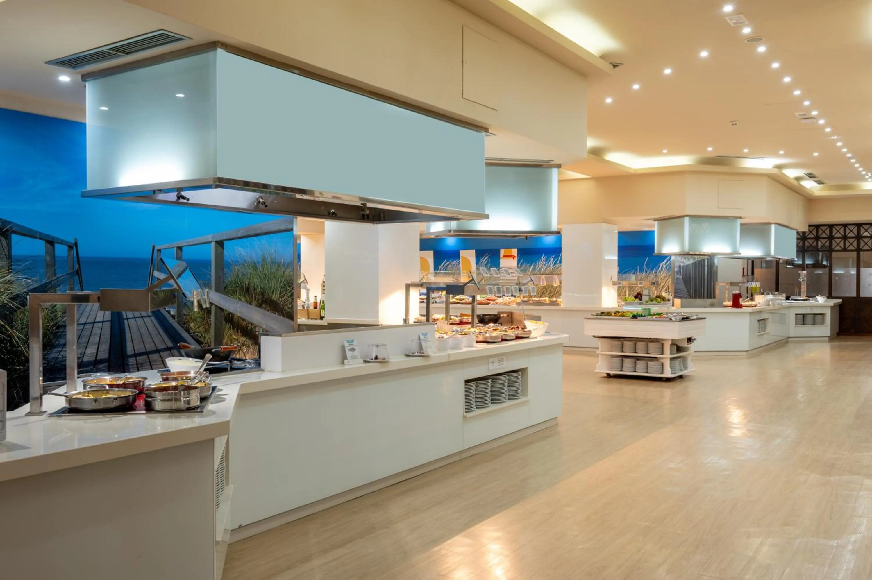 Restaurant/places to eat, Kitchen/Kitchenette in Iberostar Isla Canela
