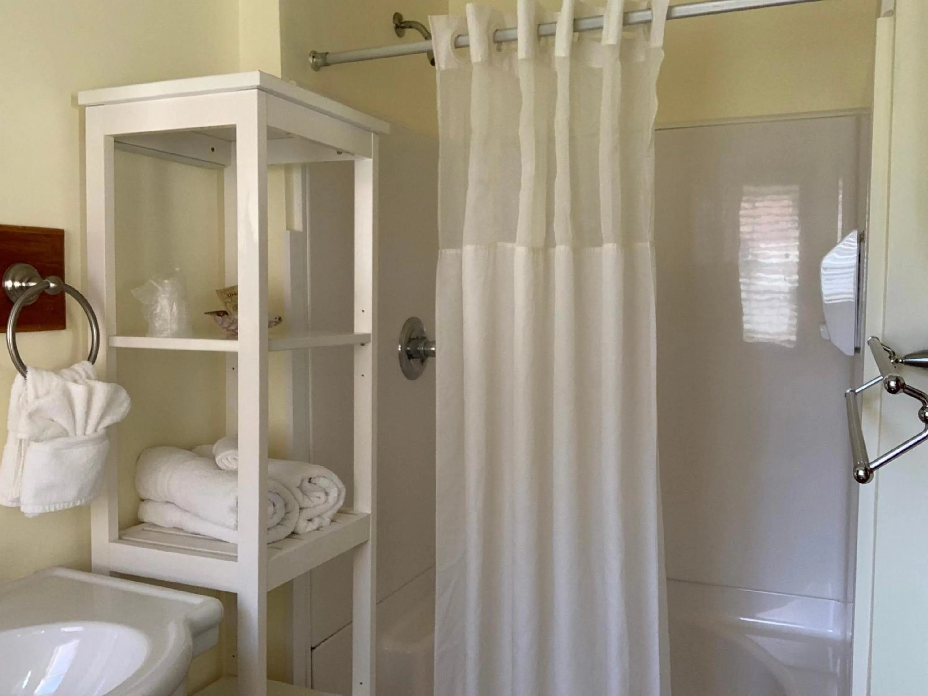 Shower in Cape Pines Motel