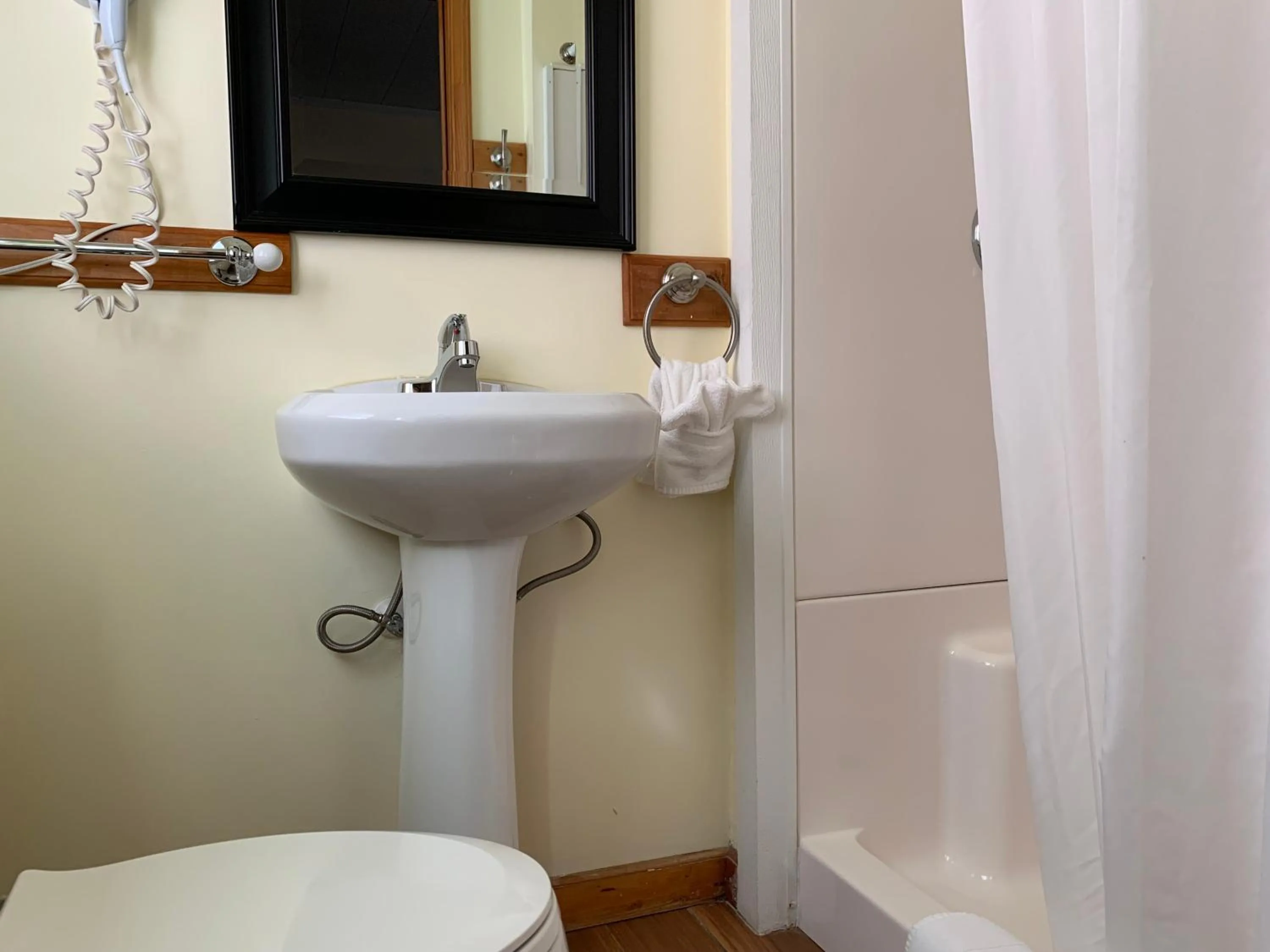 Shower in Cape Pines Motel