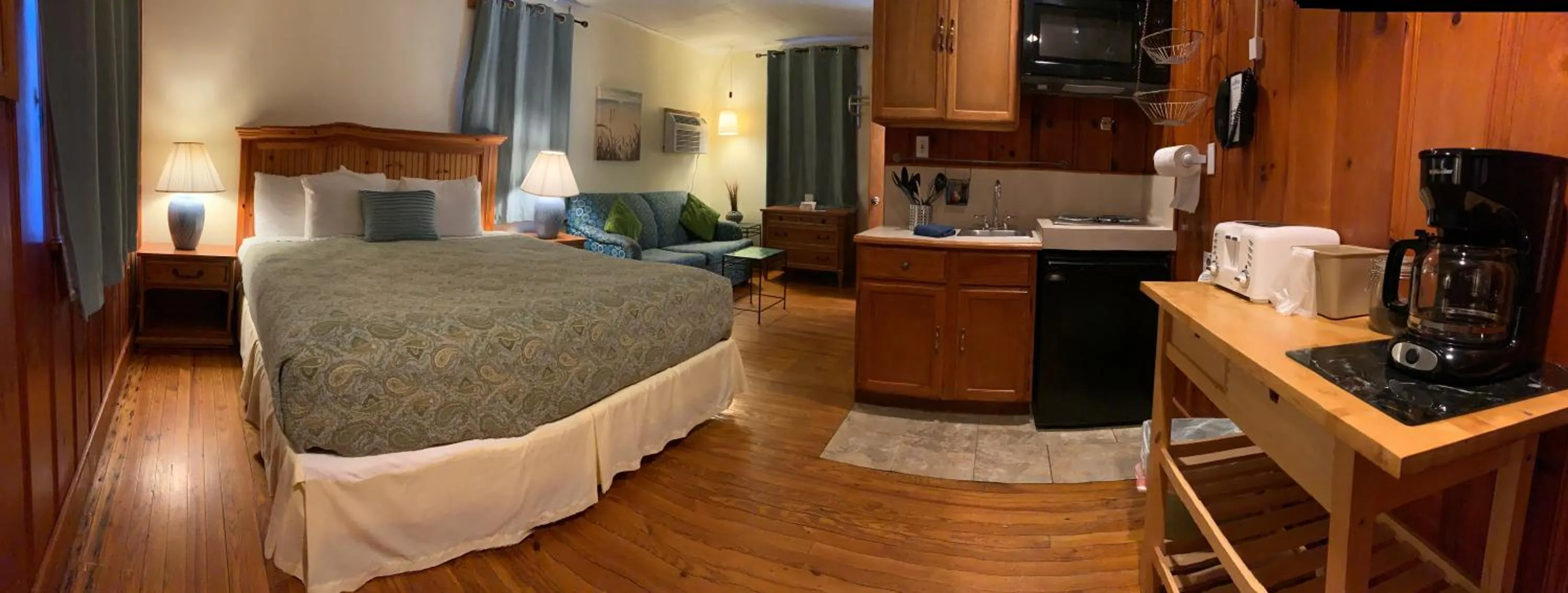 Bed in Cape Pines Motel