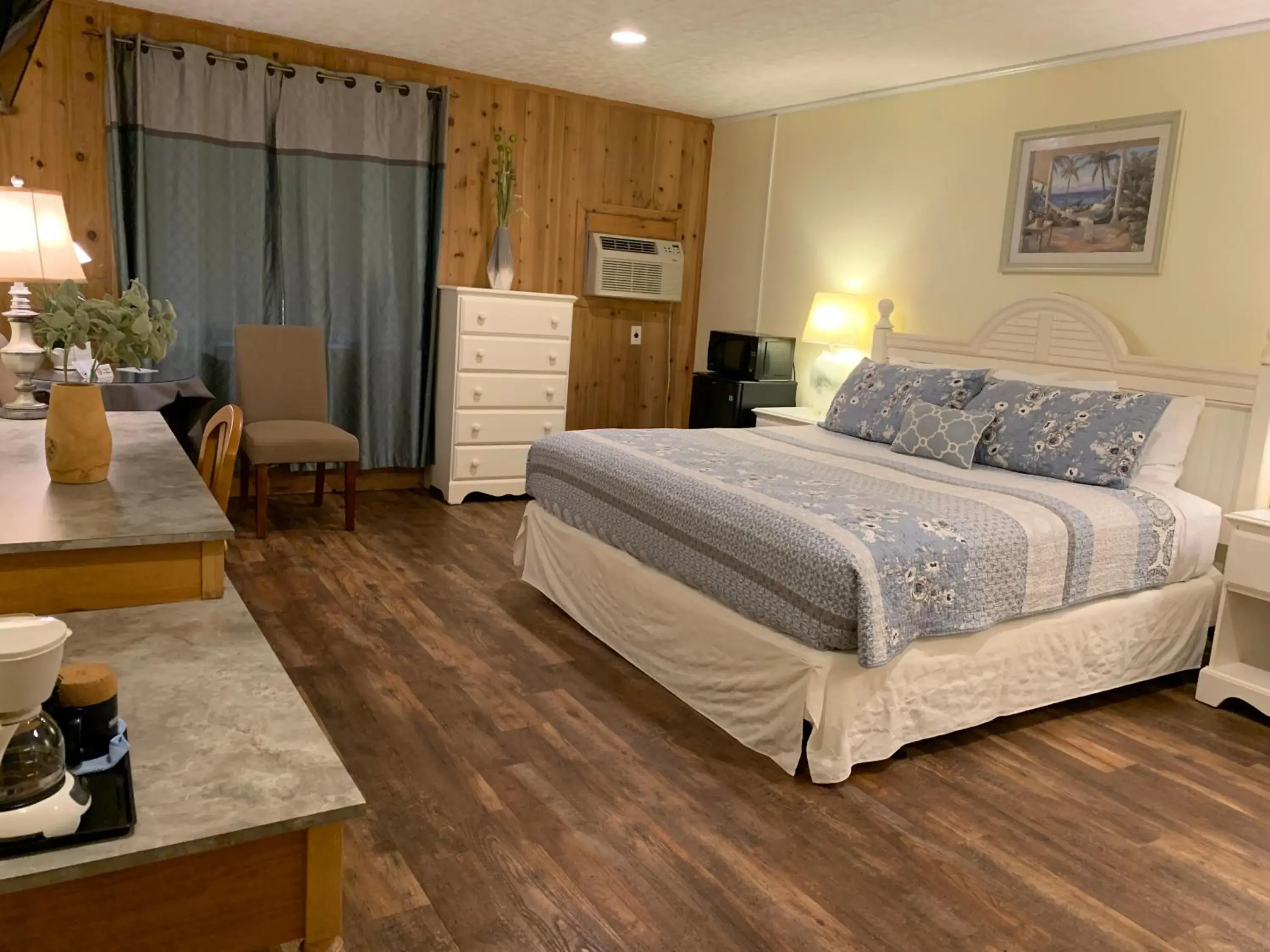 Deluxe Room, 1 King Bed, Refrigerator & Microwave, Mezzanine (Not Pet Friendly) in Cape Pines Motel Deluxe Room, 1 King Bed, Refrigerator & Microwave, Mezzanine (Not Pet Friendly) in Cape Pines Motel