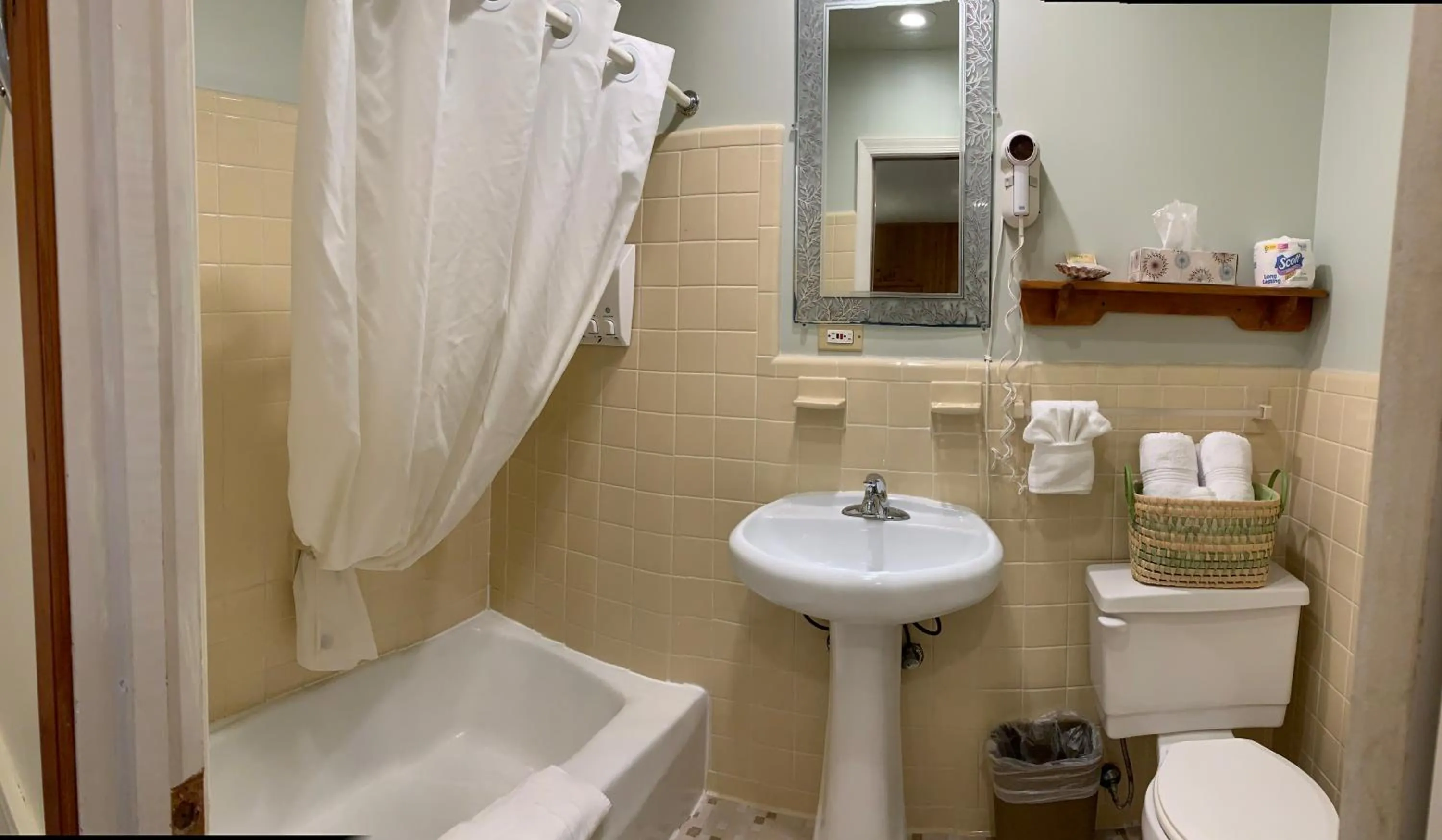 Shower in Cape Pines Motel