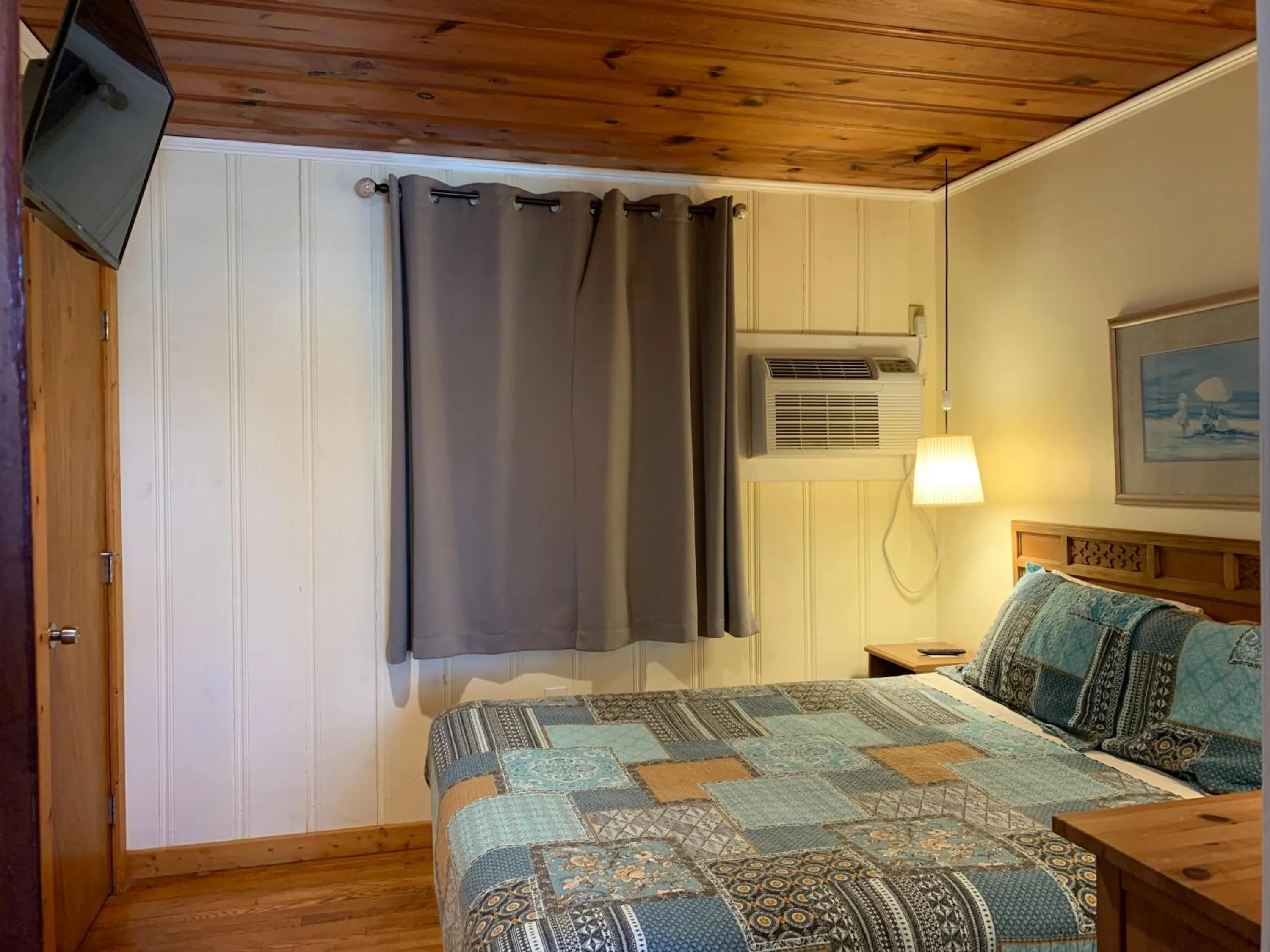 Bed in Cape Pines Motel