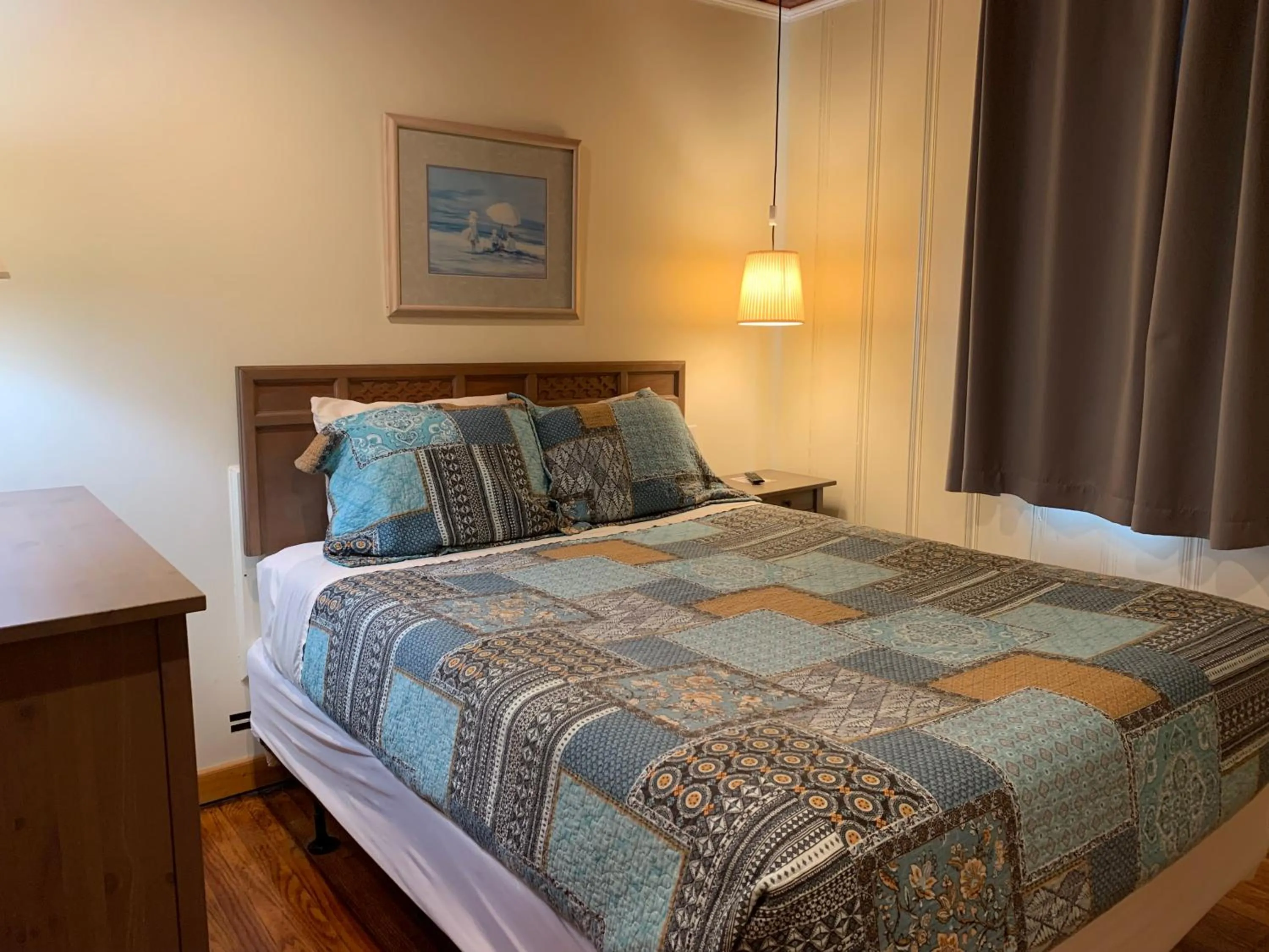 Bed in Cape Pines Motel