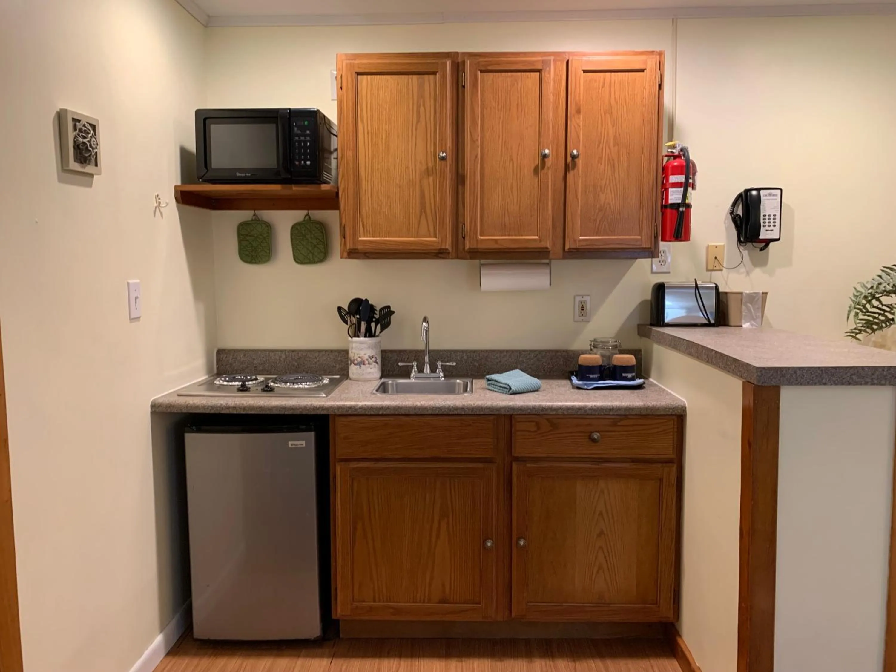 Kitchen or kitchenette in Cape Pines Motel
