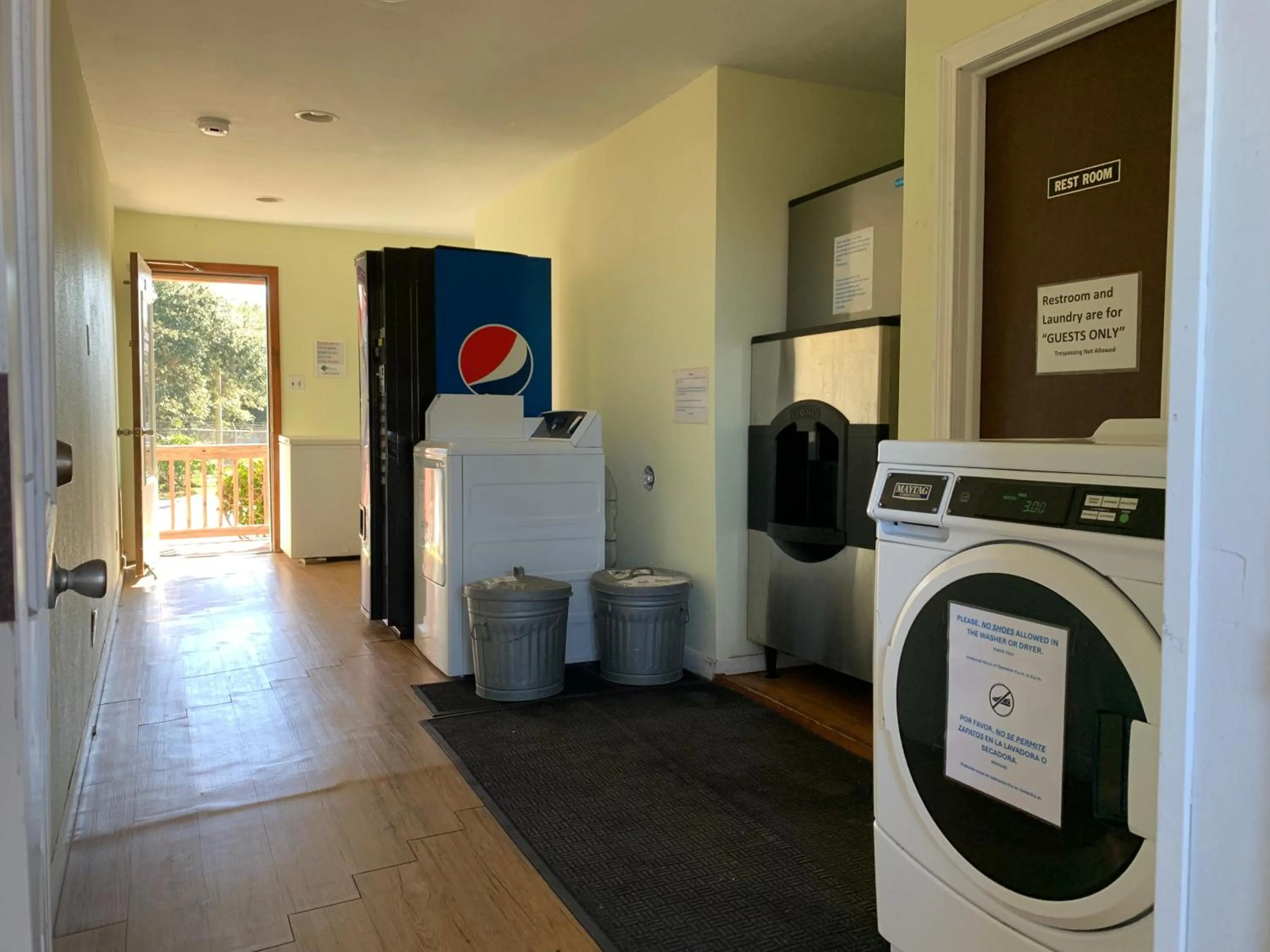 washing machine in Cape Pines Motel