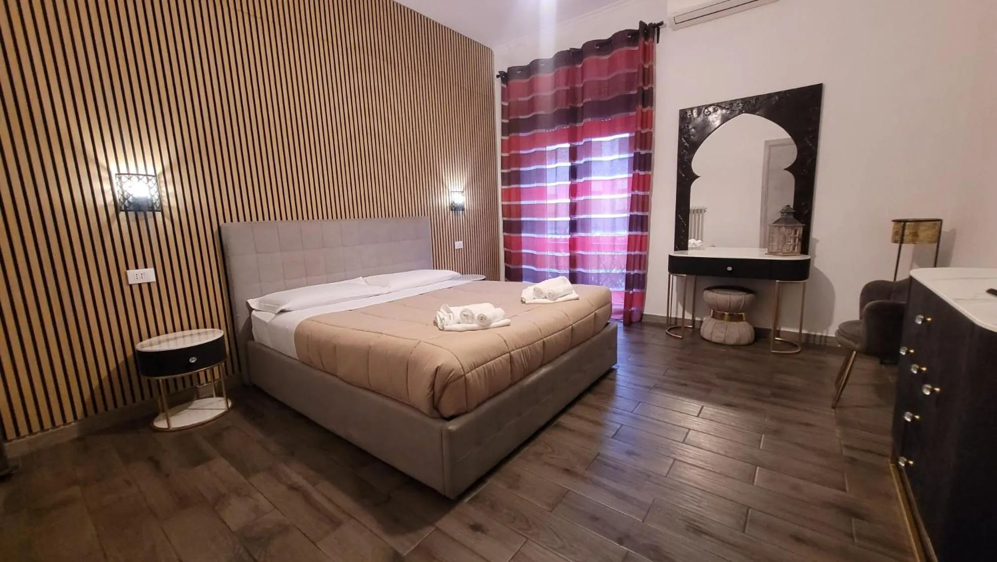 Photo of the whole room, Bed in RomAntic Dreams