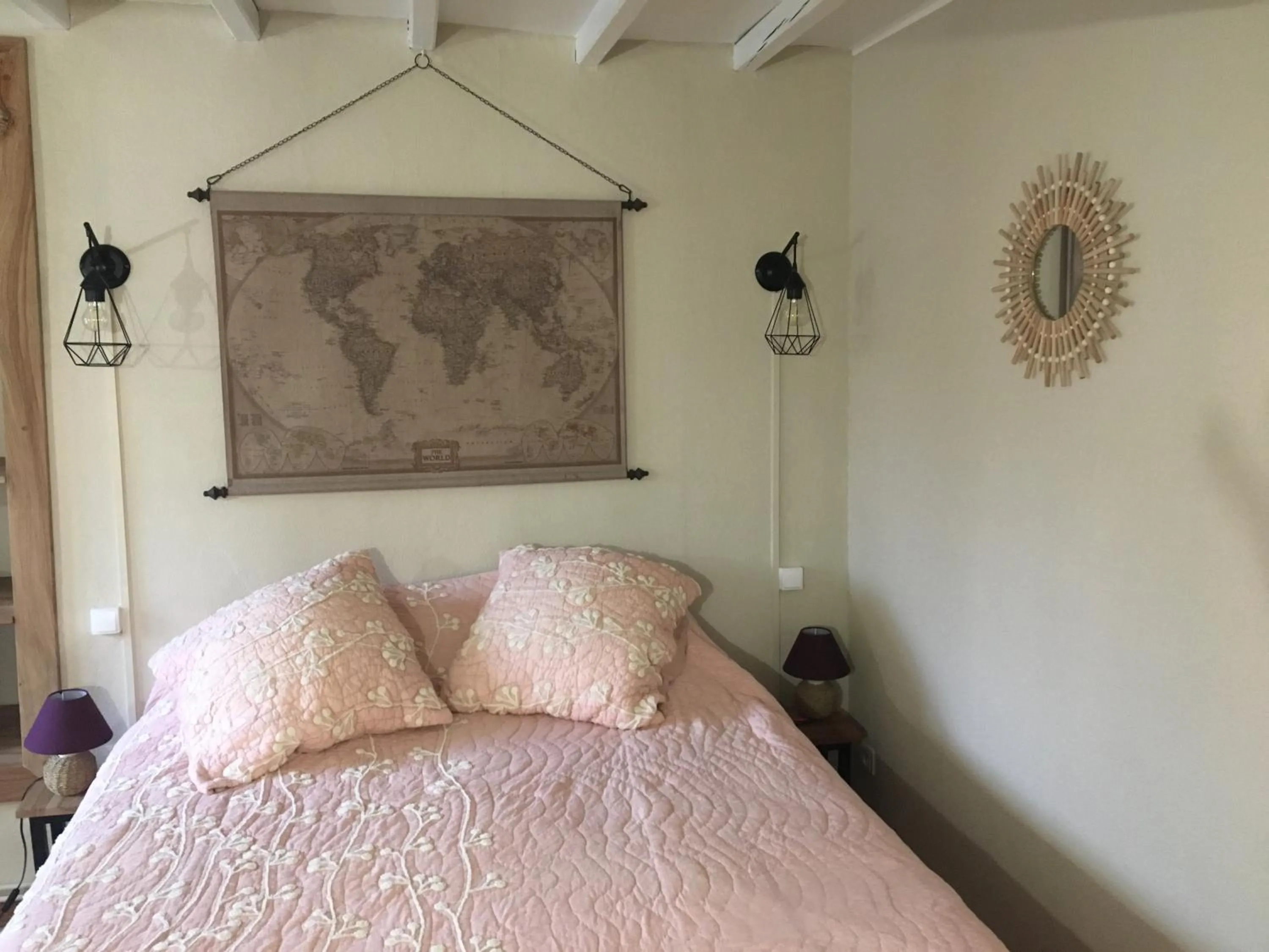 Photo of the whole room in La Commanderie