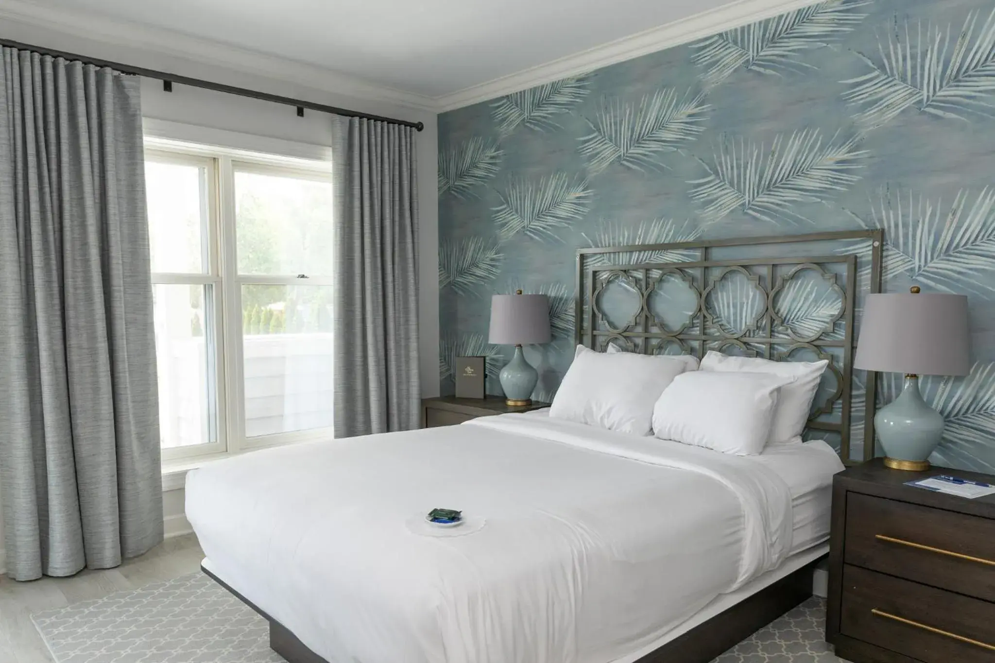 Deluxe Non- Lakeview Queen Room with Balcony in The Geneva Inn Deluxe Non- Lakeview Queen Room with Balcony in The Geneva Inn