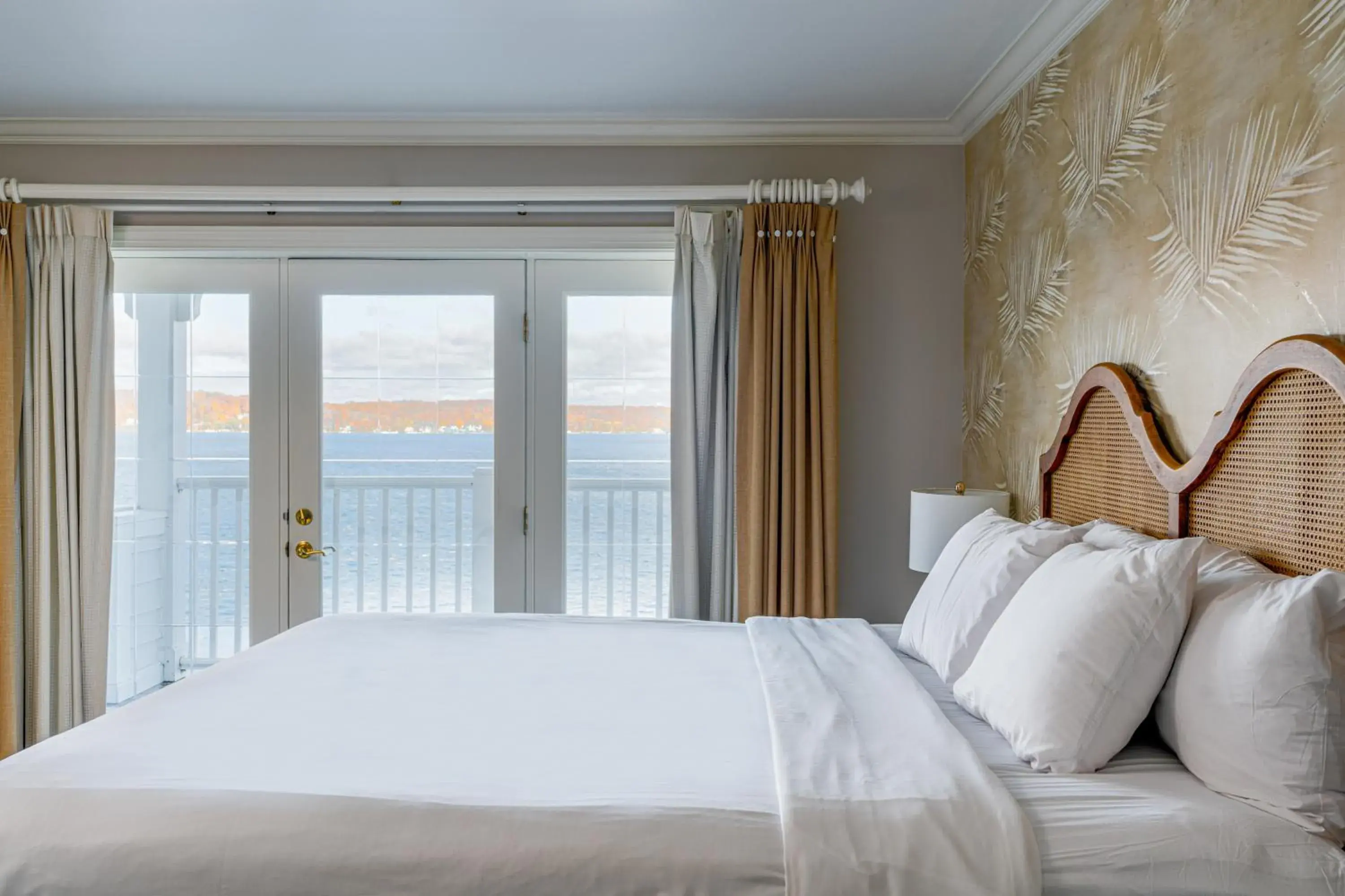 King Room with Balcony Lake View 5 in The Geneva Inn King Room with Balcony Lake View 5 in The Geneva Inn