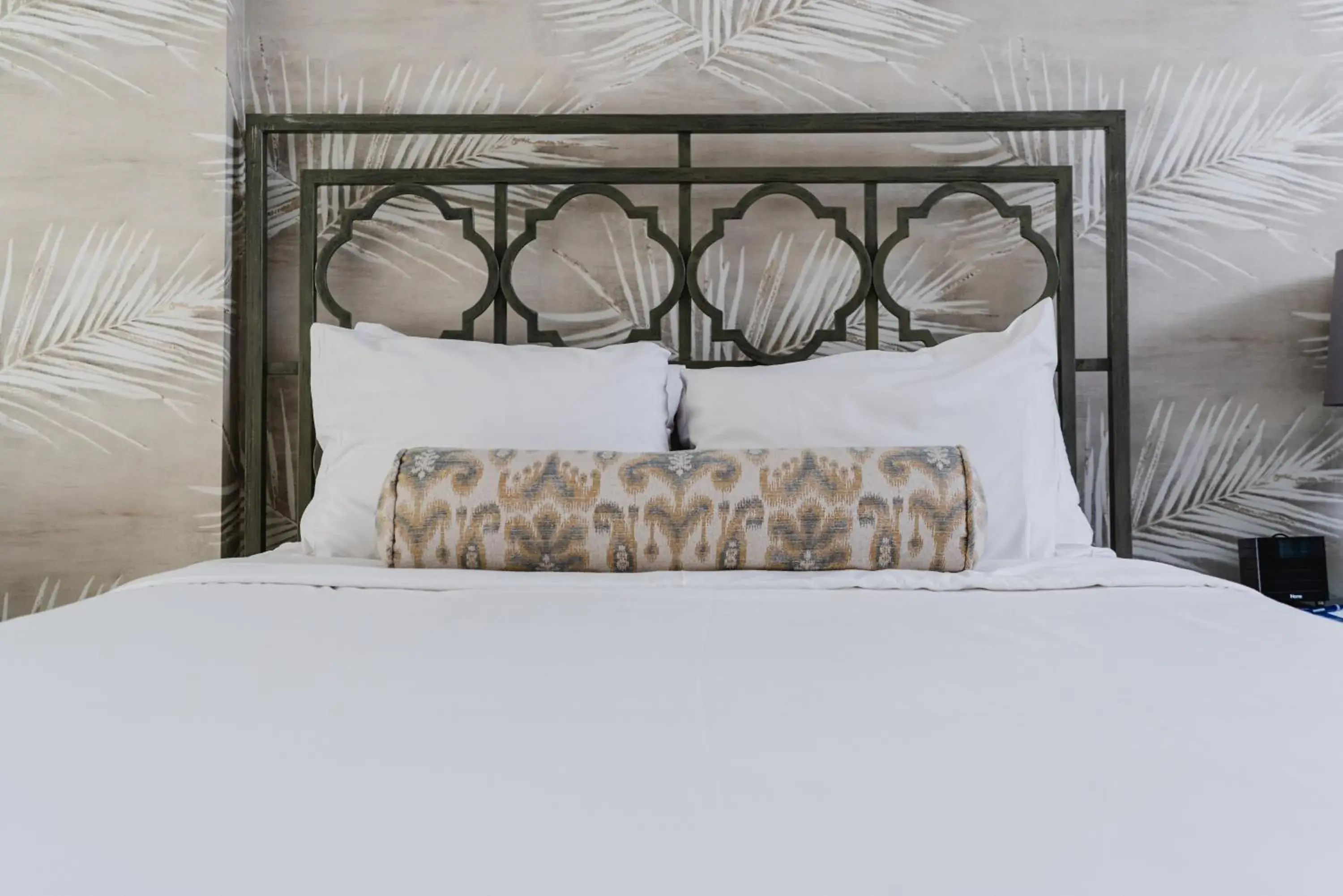 Deluxe Non-Lakeview King Room with Balcony in The Geneva Inn Deluxe Non-Lakeview King Room with Balcony in The Geneva Inn