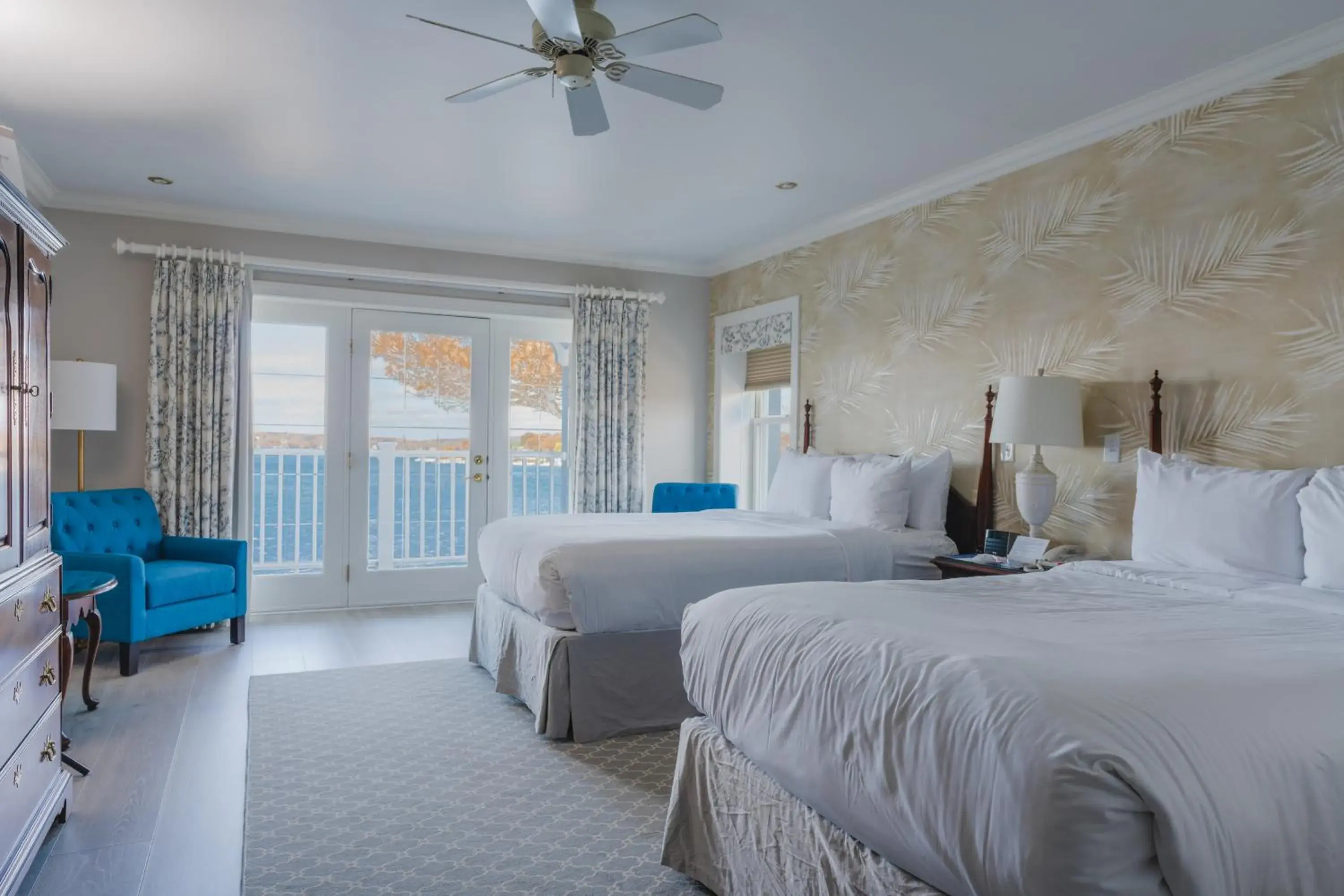 Room with Two Double Beds with Balcony and Lake View in The Geneva Inn Room with Two Double Beds with Balcony and Lake View in The Geneva Inn