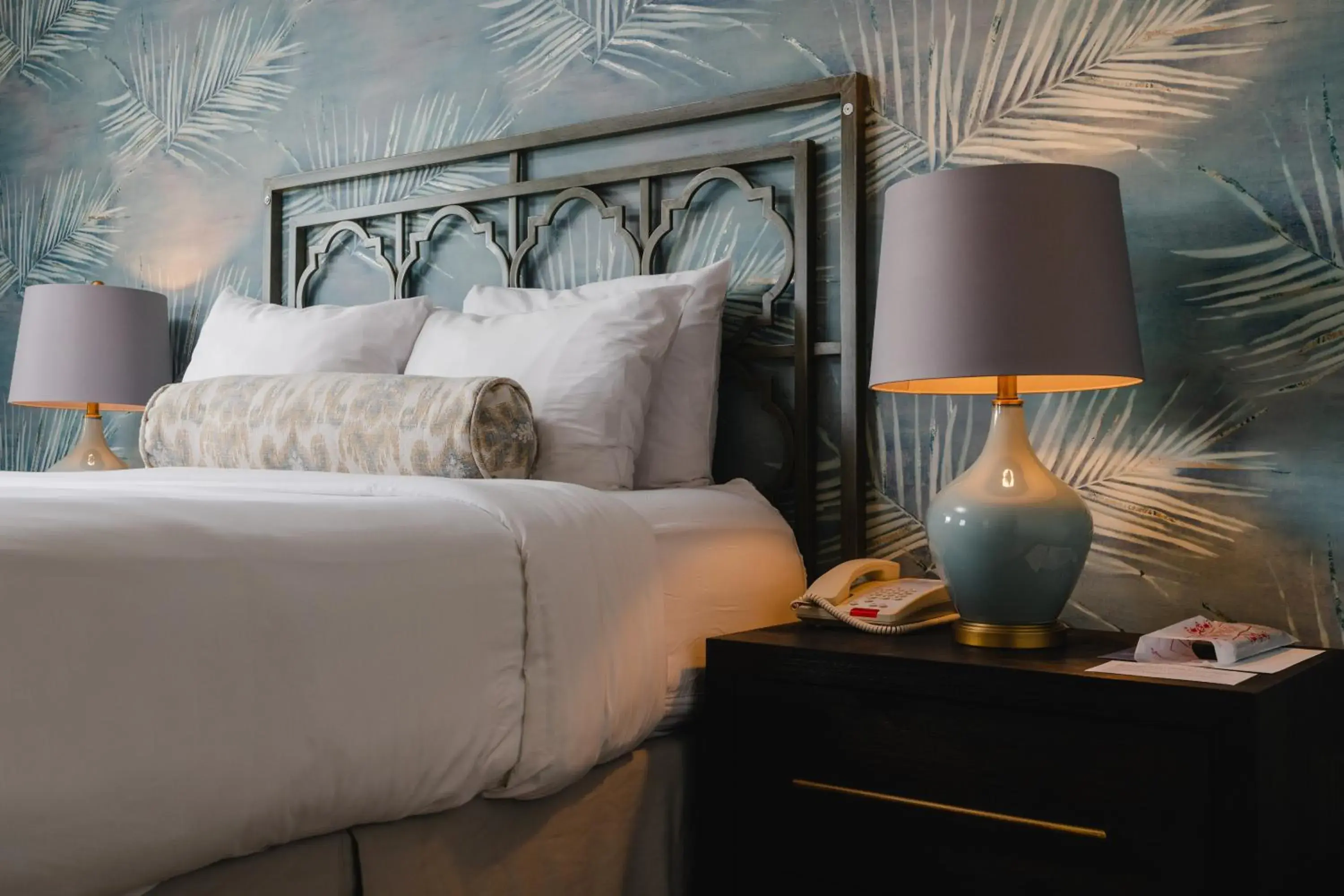 Deluxe Non- Lakeview Queen Room with Balcony in The Geneva Inn Deluxe Non- Lakeview Queen Room with Balcony in The Geneva Inn