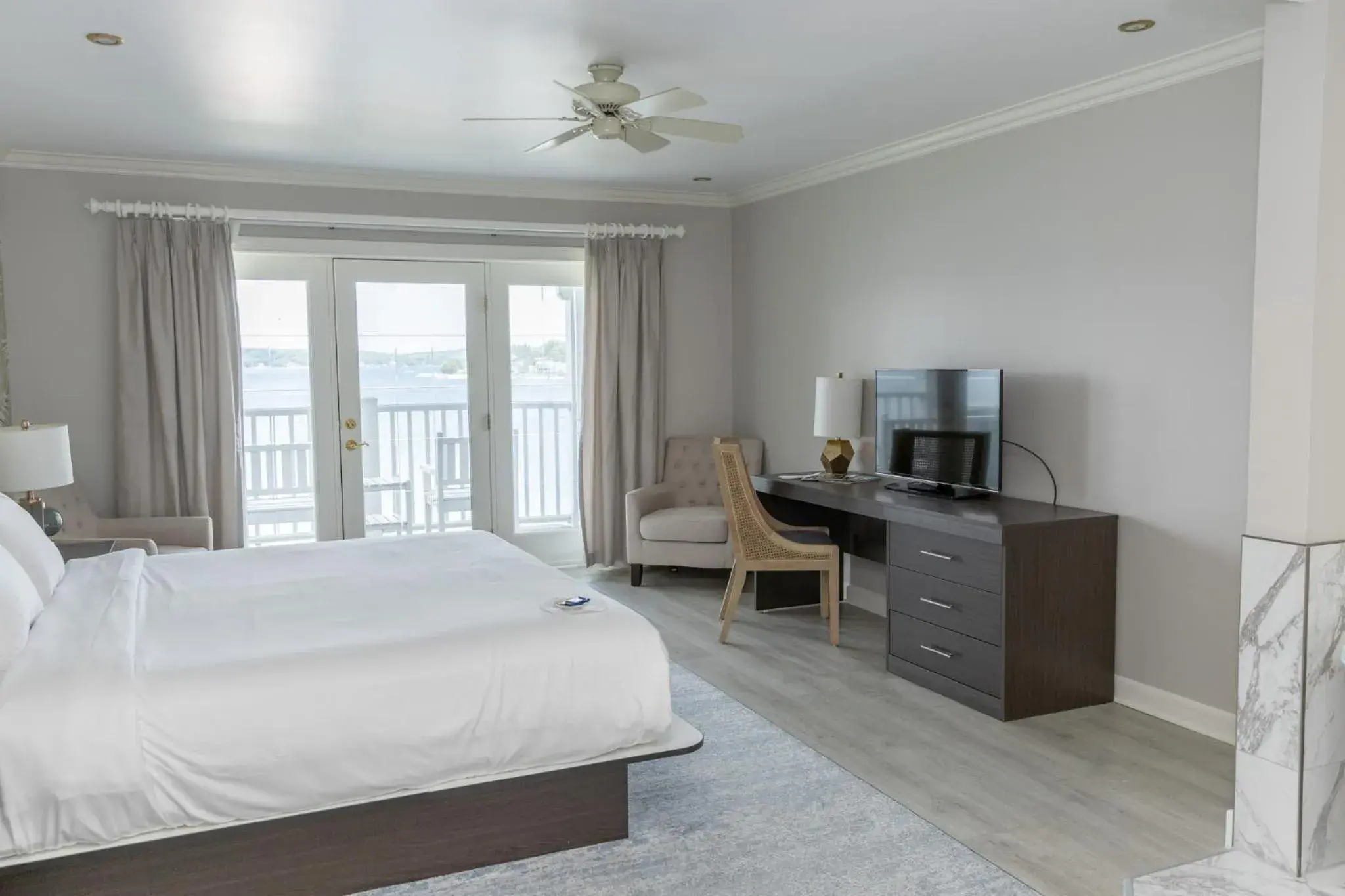 King Room with Balcony Lake View 5 in The Geneva Inn King Room with Balcony Lake View 5 in The Geneva Inn