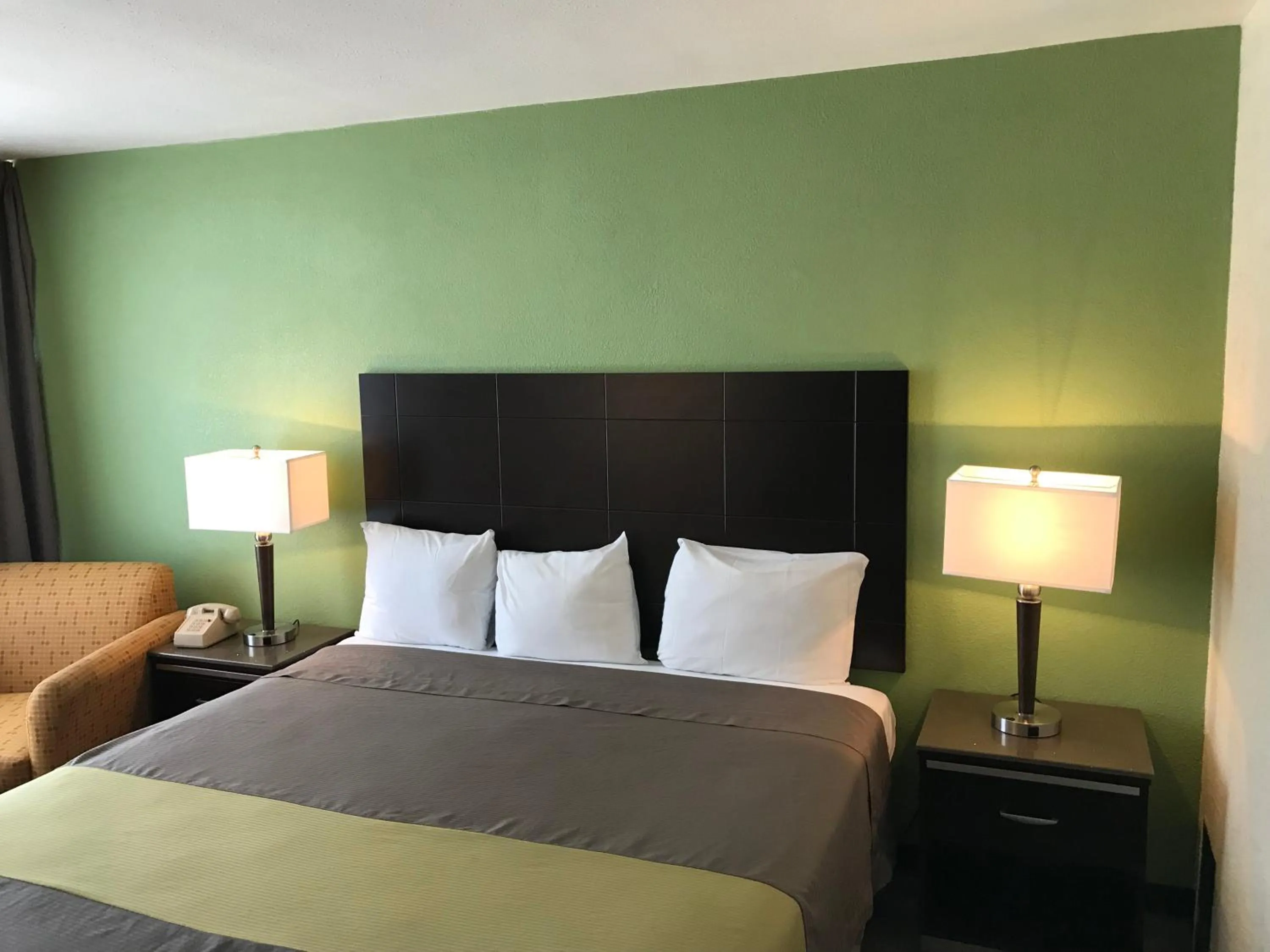 Bed in Inn Of Long Beach