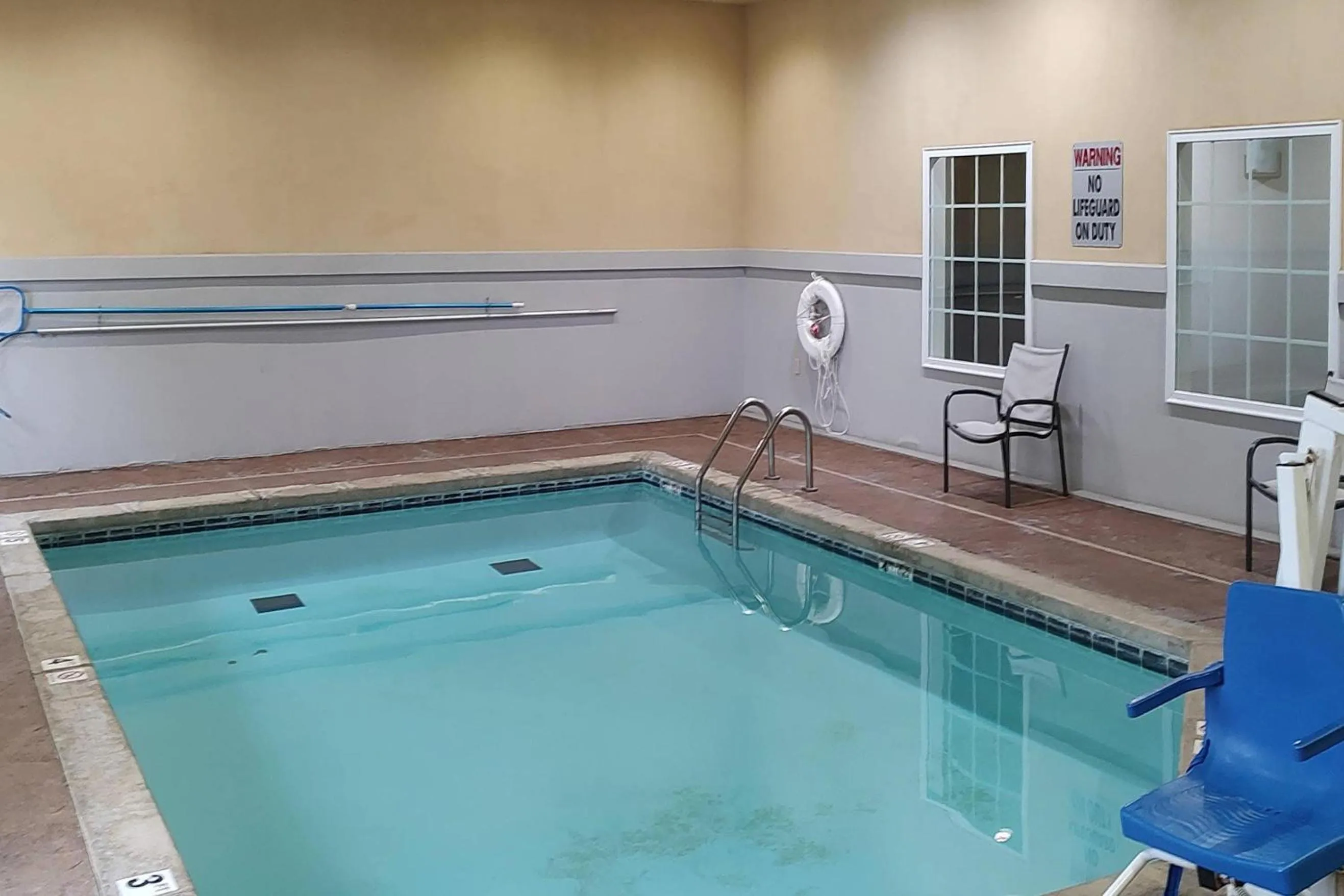 Swimming pool in Comfort Inn & Suites