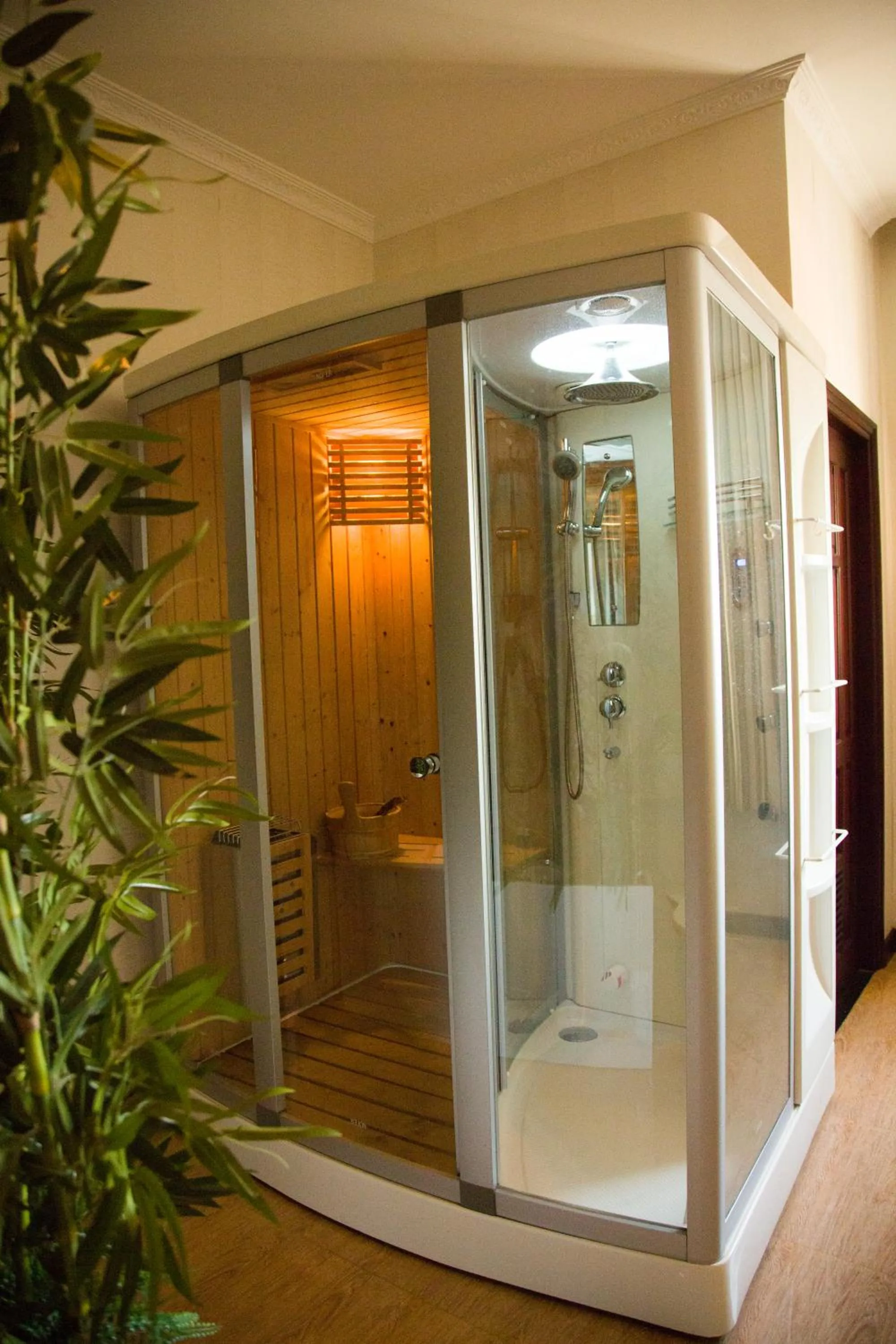 Hai Ba Trung Hotel & Spa