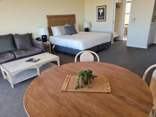 Living room, Bed in Tuileries at De Bortoli Rutherglen