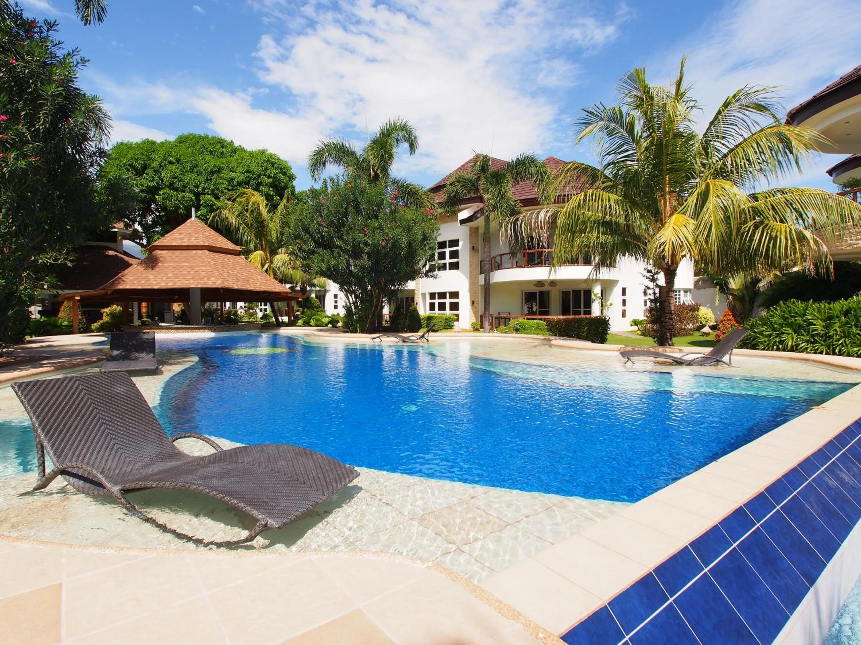 Swimming pool in Vida Homes Condo Resort